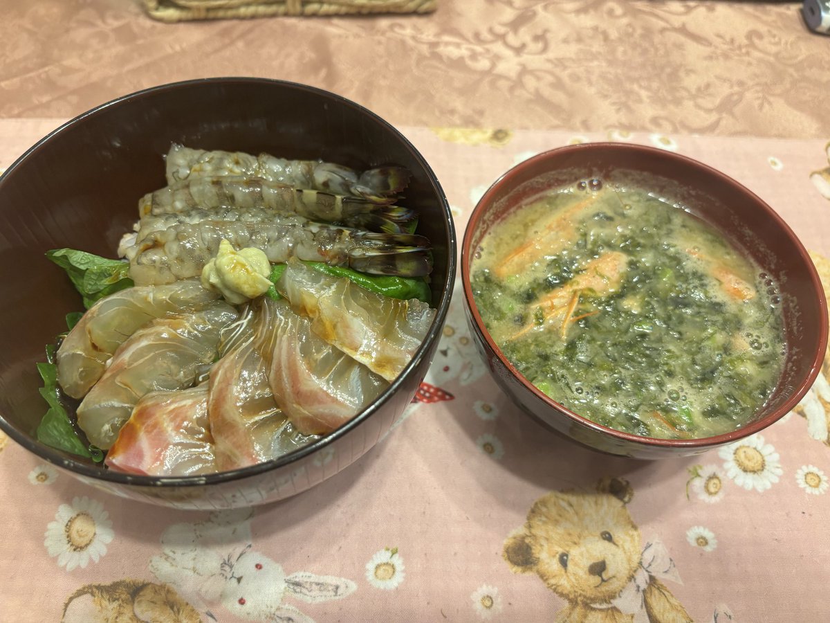 0NA7O2YA1's tweet photo. 本日の前田食堂は...
真鯛の漬けと車海老の
海鮮丼です(*´艸`)
海老の頭を焼いてあおさと合わせてお味噌汁にしました♩
Mリーグ見ながら頂きます♡ https://t.co/8jGpGoHBvC