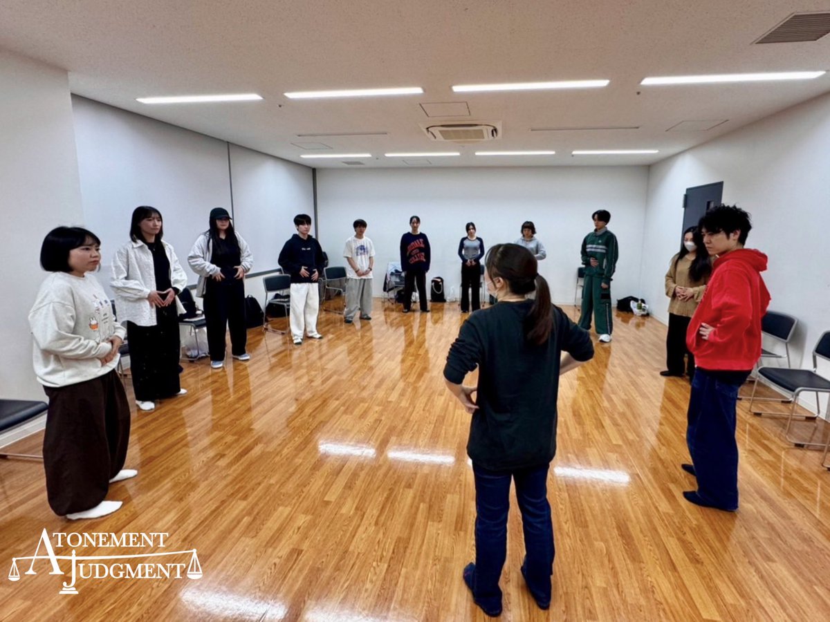 dotsandlines_'s tweet photo. 【#AJudgment 稽古場レポート📸】
ボイストレーナーとして活動されている矢野愛果さんをお迎えし、舞台での発声をテーマにボイストレーニングをしていただきました!🎤✨
日常生活とは異なる舞台での声の届け方や声帯の仕組み、たくさんの学びが詰まった貴重な時間となりました!
本番に向けて、キャスト一同さらにパワーアップしていきます!
_____________
Dots & Lines THEATER 第3回公演
『ATONEMENT JUDGMENT』
⚖️ 演劇×ダンスで描く、新たな裁判劇。
それぞれの想いと正義が交錯する法廷で、導き出される判決とは——。
🗓 2026年11月27日(金)〜29日(日)
📍 THE HALL YOKOHAMA
🎫 チケット好評販売中!
▼チケットはこちら
https://t.co/lLU0d0ugNd
【公演HP】
https://t.co/Ype2c8DKaA
#AJudgment