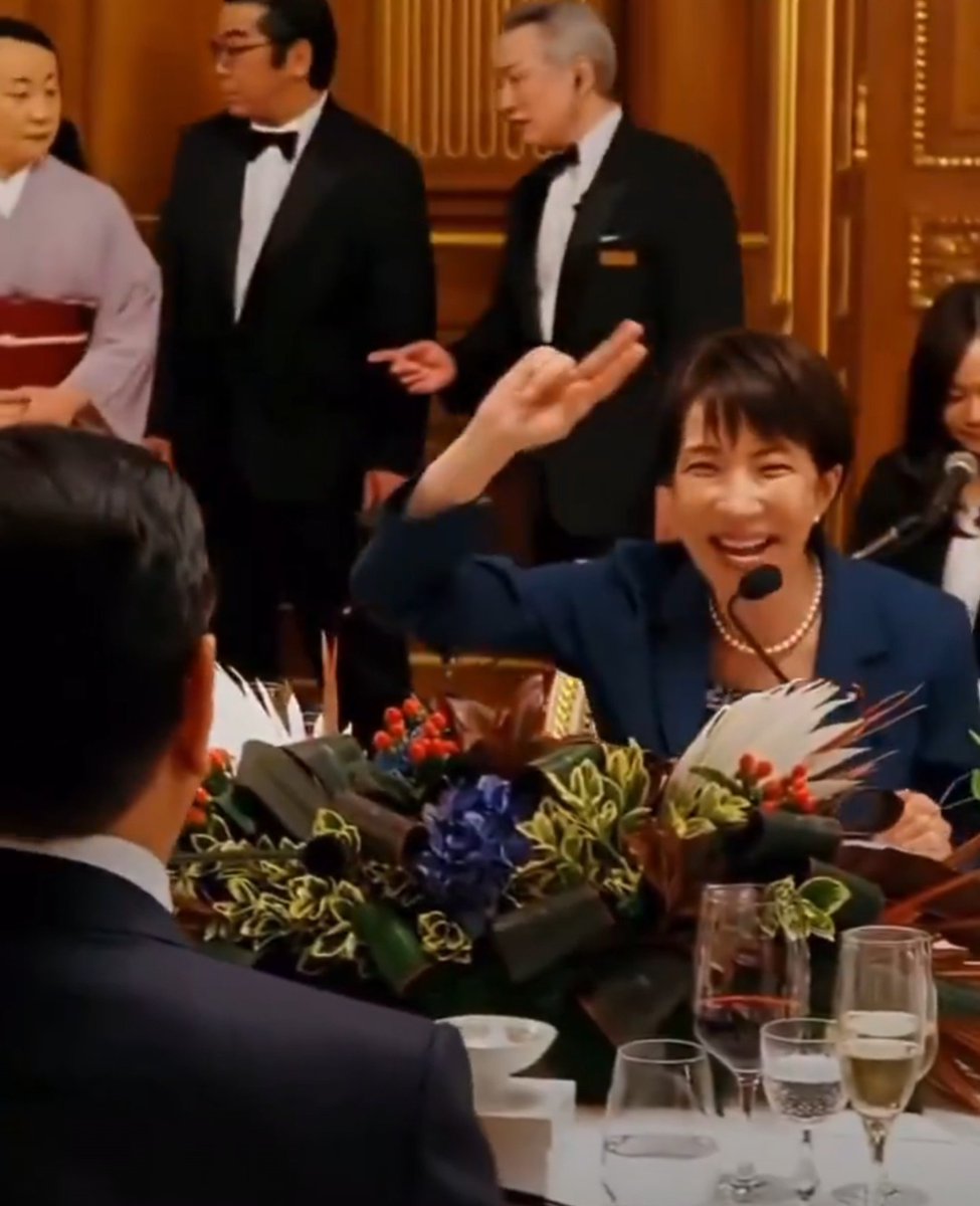 Julian2Junjun's tweet photo. 今までの様子から「アルコール依存症じゃないのか？」と疑われてます。
何故なら総理大臣という重責職に就いているにもかかわらず高市はアルコールを自制出来ていないからです。
酔っ払って会見だとか二日酔いで国会の党首討論に臨むだとか、外交のお酒がふるまわれた場での奇行の数々…
だらしがない https://t.co/oYOYRNM5XG
