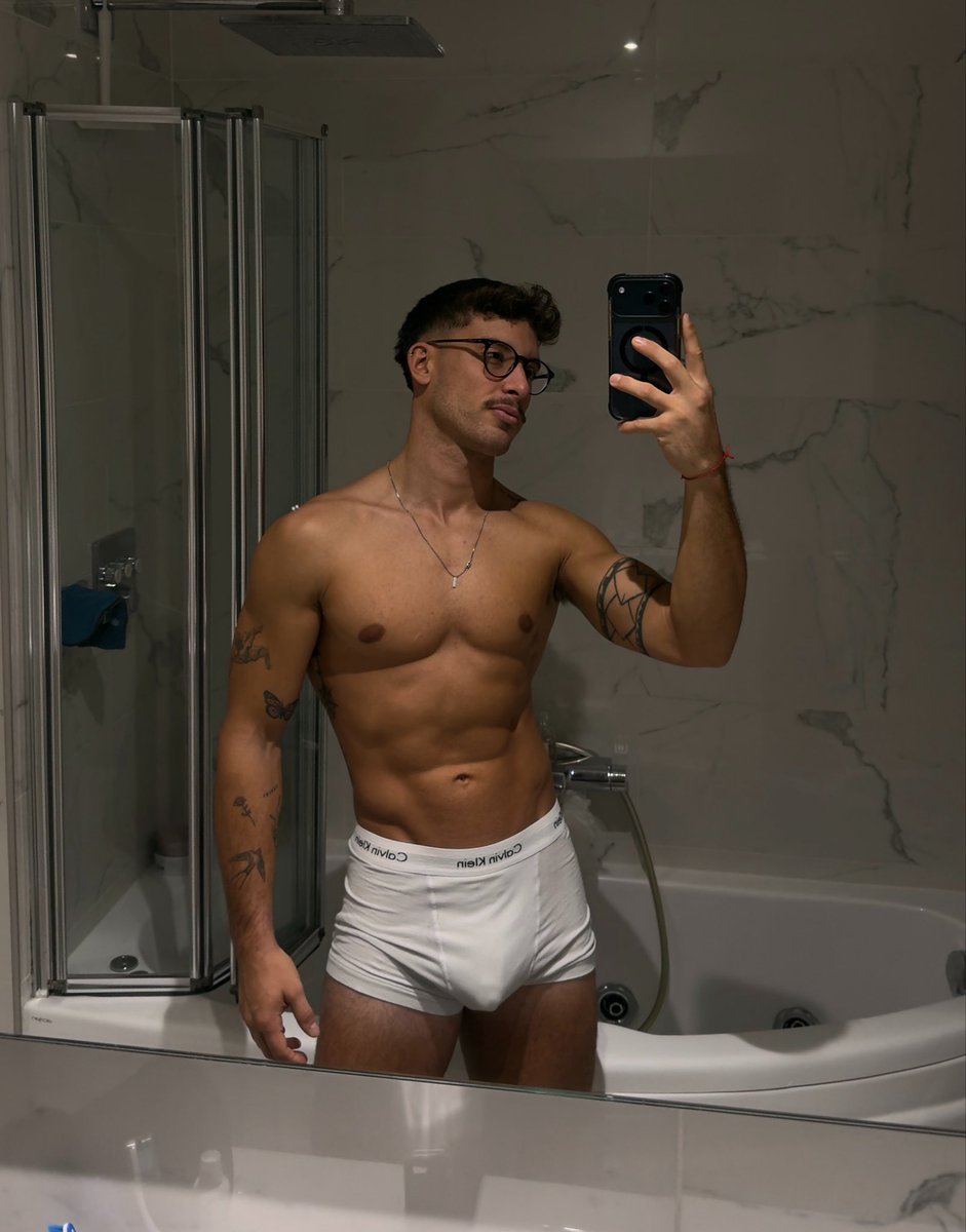 BalmainChrisOF's tweet photo. Hi Paris, how are you french people? 🇫🇷🥖😏 https://t.co/DJw58WRRbB