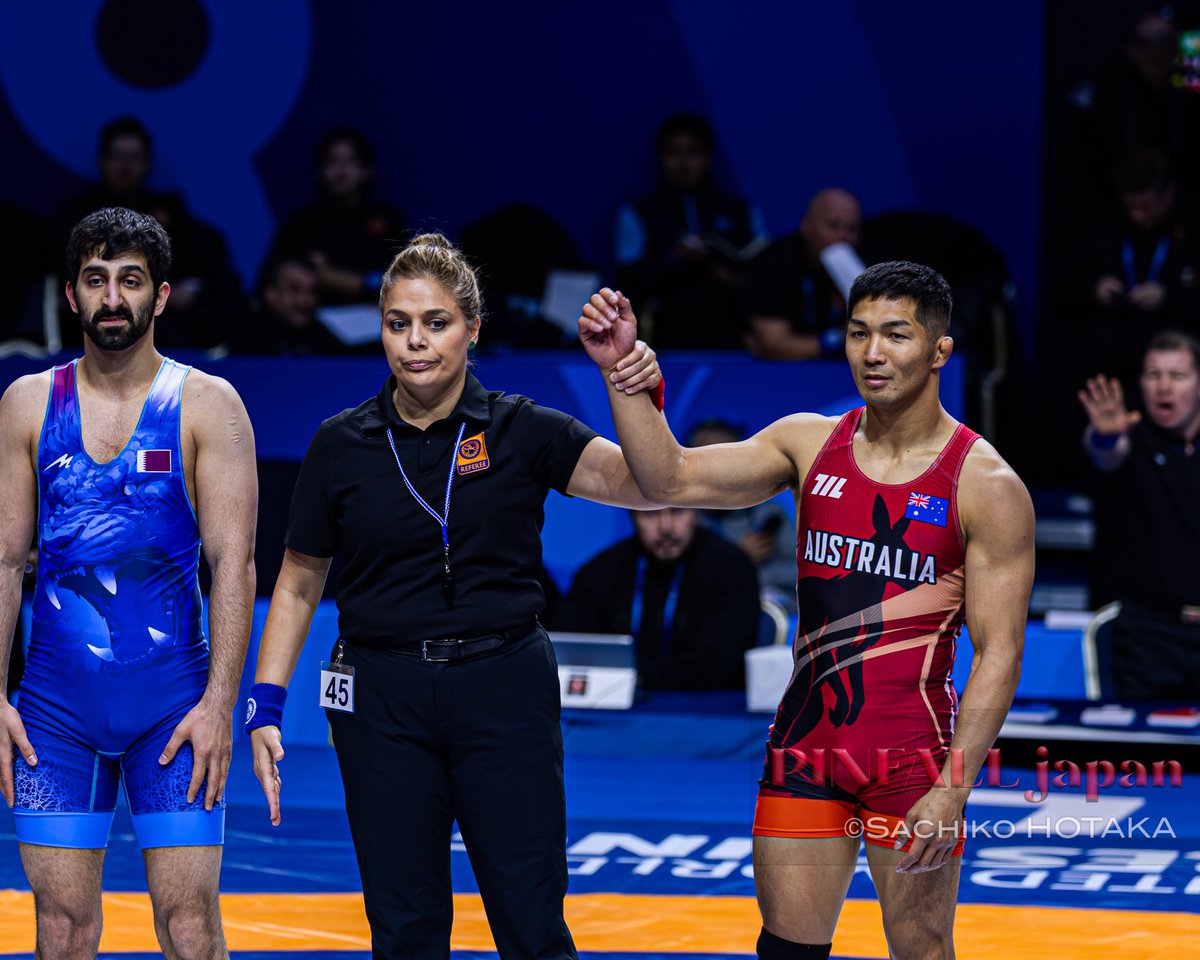 greco_free's tweet photo. 1-おそらくイスラム教徒であろうカタールの選手が、女性審判に手を触らないでくれと言う。そのまま進行しようとしたが、右後ろに写るマットチェアマンから「勝ち名乗りは、手を触らなければダメだ」とストップがかかる
2-懇願するカタール選手
3-懇願する方ある選手と説得する下山田とレフェリーと後ろから指導入れるマットチェアマン
4-カタール選手にレッドカードが出て失格負け