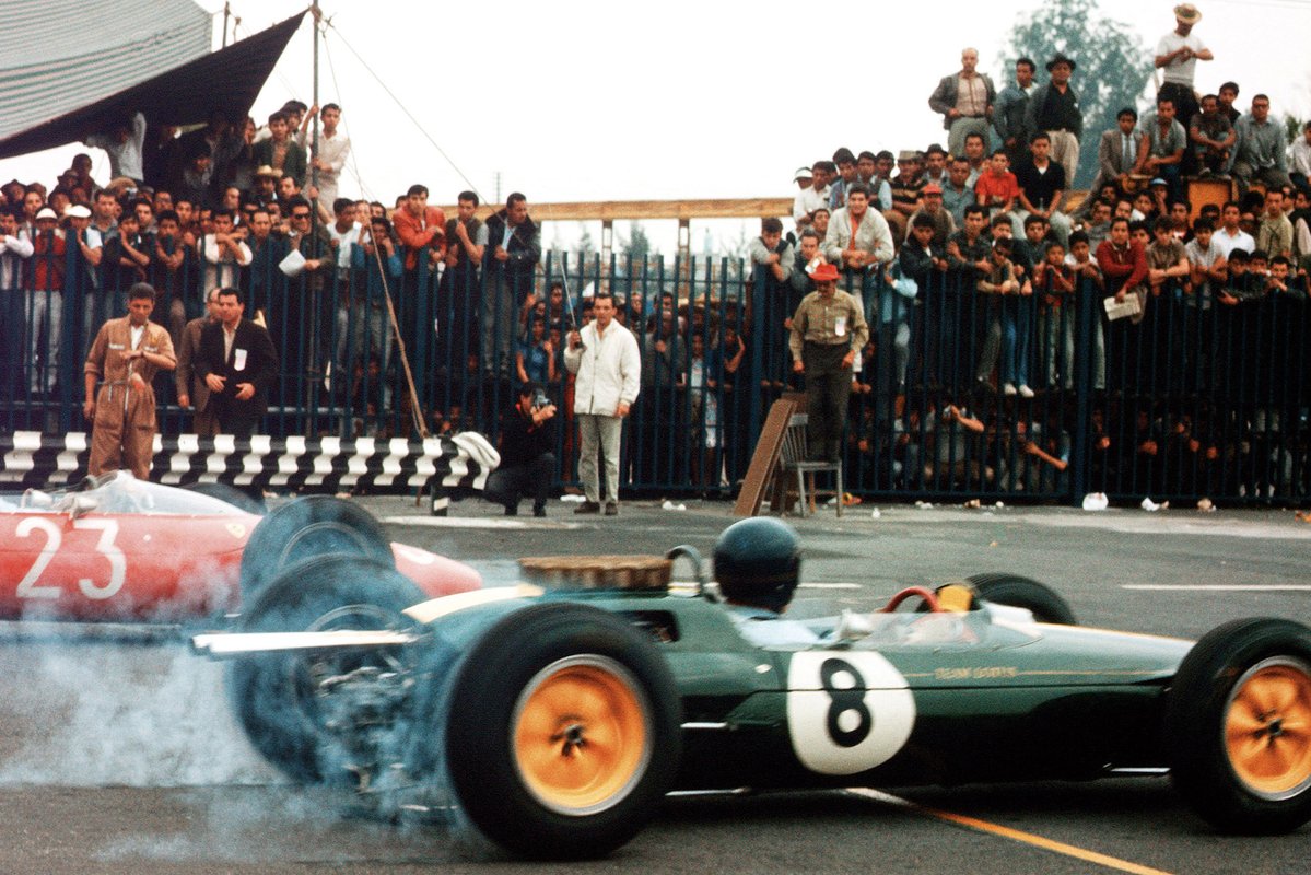 Pasiontuerca's tweet photo. 27 DE OCTUBRE 1963: Se corre el GP de Mexico en el Autodromo de Magdalena Mixhuca y gana desde la pole Jim Clark con Lotus 25-Climax a 150,152kph sobre Jack Brabham con Brabham y Richie Ginther con BRM, el escoces logra su 4° grand slam y Moises Solana uso el n° 13 en su BRM https://t.co/ZCl5PLesyB