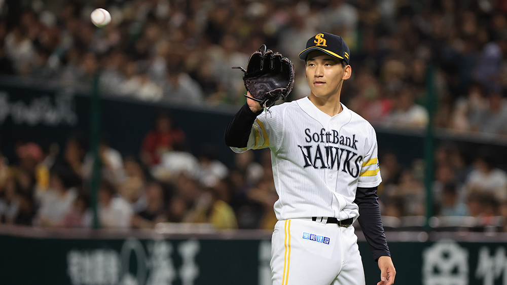 PacificleagueTV's tweet photo. 【#SMBC日本シリーズ2026 見どころ】日本シリーズ連覇へ前田悠伍が先発　交流戦では5回1安打7Kで白星

10月28日18時から、みずほPayPayドームで福岡ソフトバンク対横浜DeNAの「SMBC日本シリーズ2026」第4戦が行われる。

【対戦成績】
福岡ソフトバンク対横浜DeNA　3勝0敗

【予告先発】
福岡ソフトバンク：前田悠伍投手 19試合12勝1敗、防御率2.10
横浜DeNA：平良拳太郎投手 21試合5勝8敗、防御率3.30

ビジター2連勝と幸先の良いスタートを切った福岡ソフトバンク。本拠地で迎えた第3戦、3試合連続の延長戦に突入すると、10回裏に正木智也選手がサヨナラ弾を放ち、日本一へ王手をかけた。福岡での胴上げへ、残り2試合で1勝をつかめるか。

勝てば日本一のマウンドを任されたのは、前田悠伍投手。今季は開幕12連勝を飾るなど、高卒3年目にして一軍のローテーションをまわった。横浜DeNAとは交流戦で対戦し、5回1安打3四球7奪三振1失点で白星を挙げている。

野手では、正木選手が3試合すべてに1番打者として先発出場し、打率.385、出塁率.500、2本塁打と躍動。シリーズ男として、きょうも打線をけん引したい。

#sbhawks #前田悠伍 #正木智也 #日本シリーズ #パ・リーグインサイト