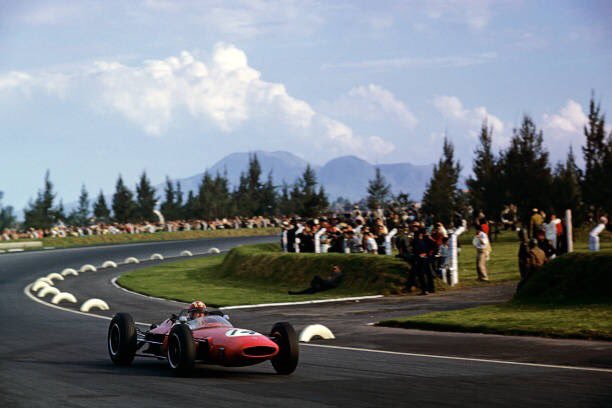Pasiontuerca's tweet photo. 27 DE OCTUBRE 1963: Se corre el GP de Mexico en el Autodromo de Magdalena Mixhuca y gana desde la pole Jim Clark con Lotus 25-Climax a 150,152kph sobre Jack Brabham con Brabham y Richie Ginther con BRM, el escoces logra su 4° grand slam y Moises Solana uso el n° 13 en su BRM https://t.co/ZCl5PLesyB