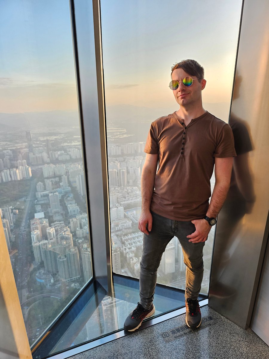 DominicRessel's tweet photo. Liebe Chinesen,

ich war im November 2024 in Shenzhen und war tatsächlich schwer beeindruckt.

Die Stadt ist sauber, leise (trotz der Größe), die Menschen waren wirklich freundlich und das chinesische Essen war herausragend gut.

Und die Lichtershow nachts ist sehr cyberpunkig! https://t.co/RcWVaBZShb