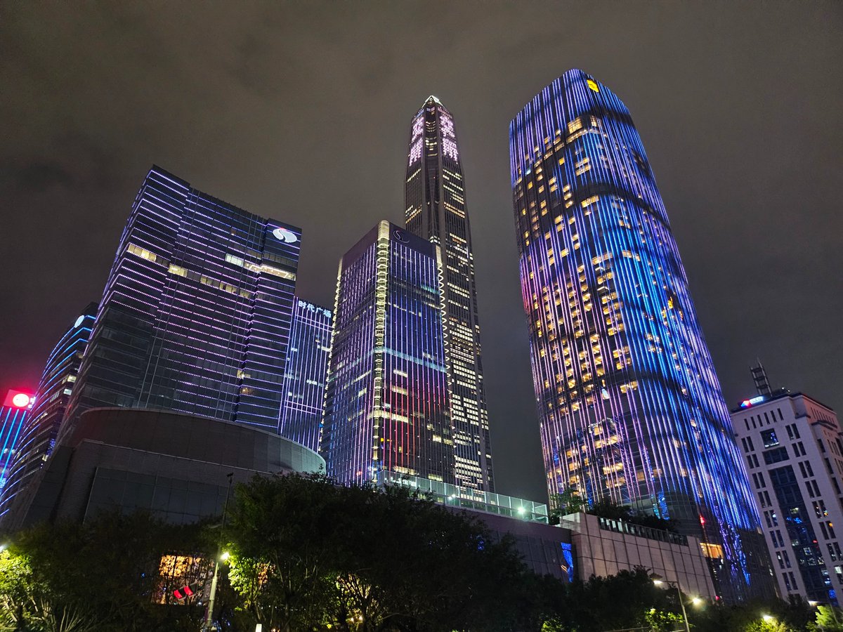 DominicRessel's tweet photo. Liebe Chinesen,

ich war im November 2024 in Shenzhen und war tatsächlich schwer beeindruckt.

Die Stadt ist sauber, leise (trotz der Größe), die Menschen waren wirklich freundlich und das chinesische Essen war herausragend gut.

Und die Lichtershow nachts ist sehr cyberpunkig! https://t.co/RcWVaBZShb