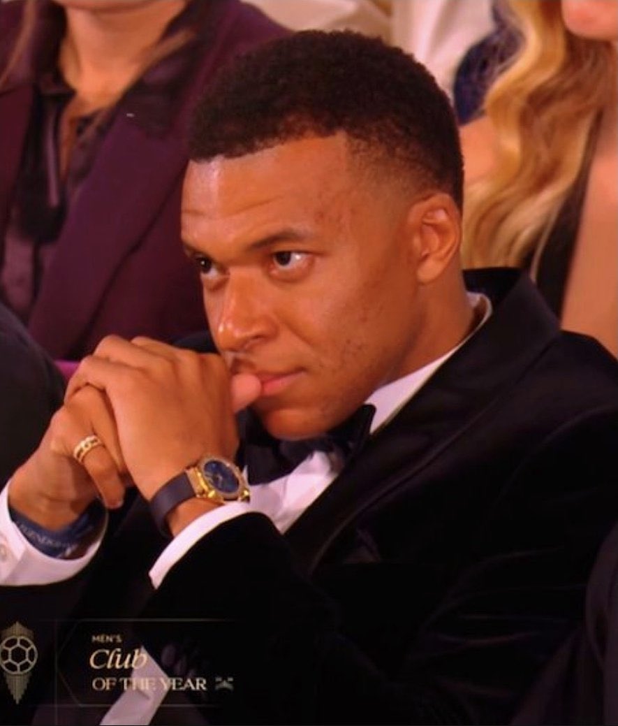 _BeFootball's tweet photo. 🚨🚨🚨 « NE T’EMBROUILLE PAS AVEC TES AMIS QUE T’AS DEPUIS 10 ANS POUR GAGNER LE BALLON D’OR. 🥶 »

Bertrand Latour achève encore Kylian Mbappé 🇫🇷 après sa 2e place au Ballon d’Or 🌕🔫:

« JE SUIS CONTENT QUE LES JURES N’AIENT PAS CÉDÉ À UN CAPRICE D’UNE STAR. 😤❌

Il a forcé la main, C’ÉTAIT JAMAIS ARRIVÉ AVANT DANS L’HISTOIRE QUE QUELQU’UN FORCE AUTANT. 

Il a été capable de dire que l’Afrique était un continent important pour lui pour avoir le Ballon d’Or… IL Y EST ALLÉ 4 FOIS DANS SA VIE, POUR ALLER UNE FOIS AU CAMEROUN 🇨🇲.

LA seule interview qu’il n’a pas faite, C’EST LE JOURNAL DE MICKEY en France. 🗞️☠️ 

La présidentielle c’est en 2027, le football c’est sur les terrains. 😉 

Gagne des matchs, des trophées, sois apprécié de tes coéquipiers, aie la classe, ne t’embrouille pas avec tes amis que t’as depuis 10 ans pour un Ballon d’Or ALORS QUE T’AS RIEN GAGNÉ DANS TA SAISON. 🤷‍♂️ 

C’est un joueur majeur, il met 40 buts par an, à la fin il va l’avoir s’il gagne des trophées.

Là il a forcé pour rien, il est 2e ET JE COMPRENDS MÊME PAS QU’IL SOIT DEVANT LAMINE YAMAL 🇪🇸. C’est un BRAQUAGE pour moi.

S’il n’avait pas forcé je pense qu’il n’est même pas sur le podium. »

(@CanalplusFoot)