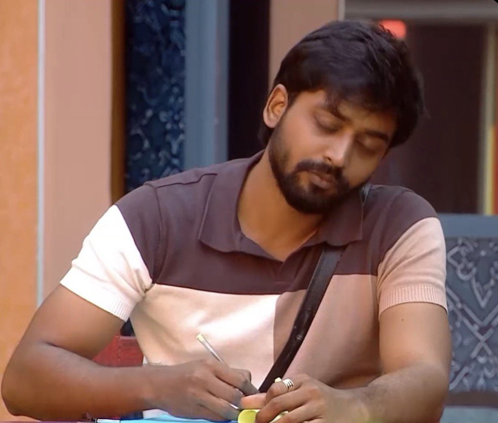 ddkkk123's tweet photo. Ee mabbu gadu thrigun ni chusi rayadam start chesadu Kani entra padkundipothunadu 🤣🤣🤣🤣🤣
#BiggBossTelugu10 https://t.co/eyeLEsIKi8