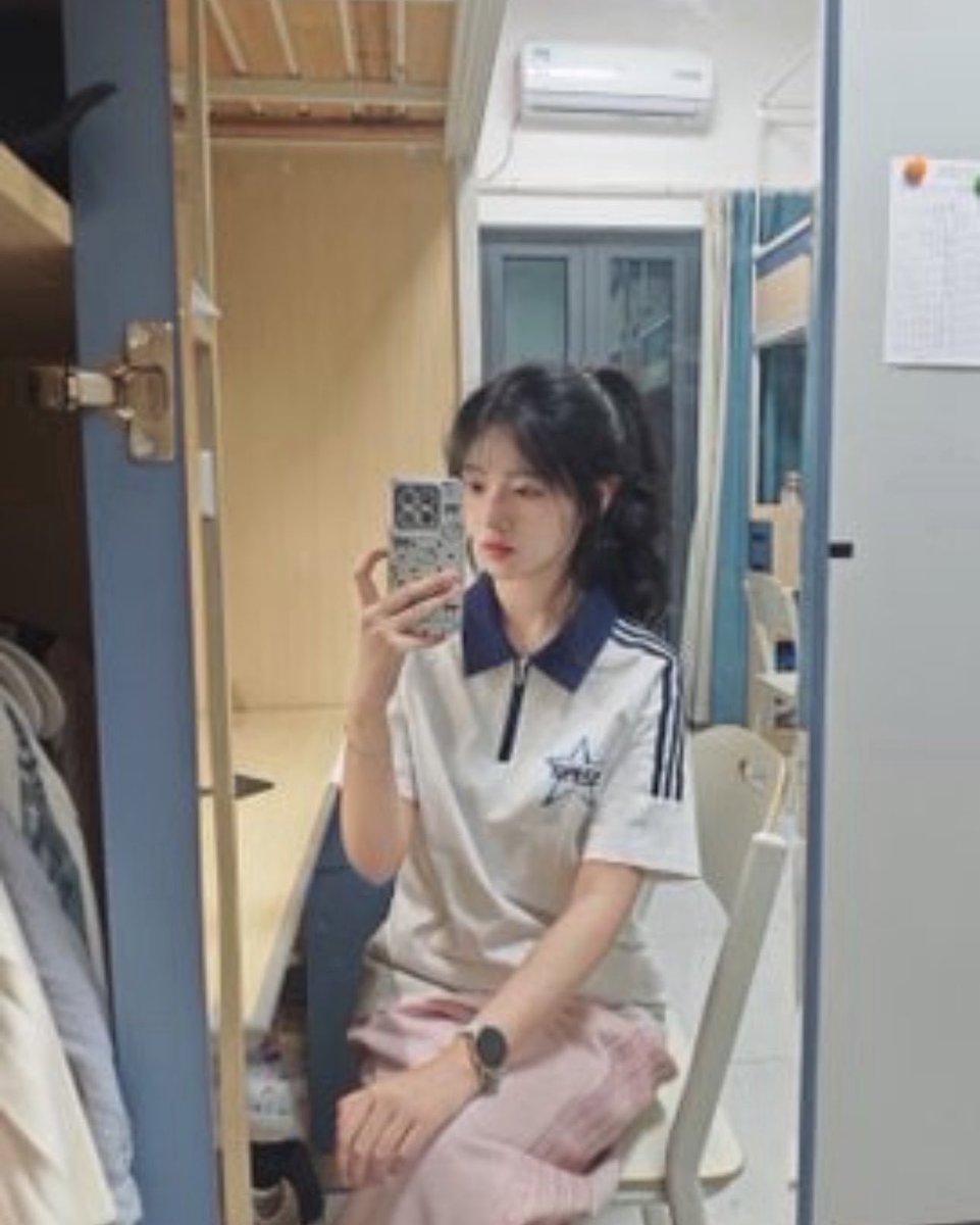 OmerBulut9i's tweet photo. 现在是16:55分、新拍的  

有人想要锐评一下我23岁的福嘛😌 

（拒绝人机）赶紧看，我要删了  真没

有📷流言555我真给呀 https://t.co/Lik4hEycIi