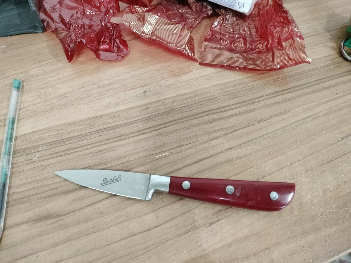 Lucafale's tweet photo. Ieri o l'altro ieri in un servizio sulle armi sequestrate a questi giovani ragazzi c era esattamente questo coltello preso con i punti dell'Esselunga https://t.co/EcPzYQW8Do
