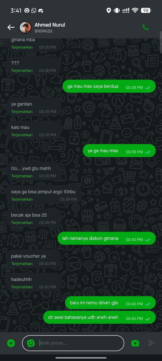 constenery's tweet photo. pls ini drivernya @gojekindonesia mesen gocar malah mau di jemput pake motor. sengaja pesen gocar karna lg hujan malah dpt driver ngomel krn cust pake voc, mana tadi bilang kan cuma nyebrang deket ( ga ke ss )

 YA NAMANYA UJAN MAKANYA ORDER GOCAR BUAT BERDUA GIMNA SI https://t.co/TeT4UMJrom