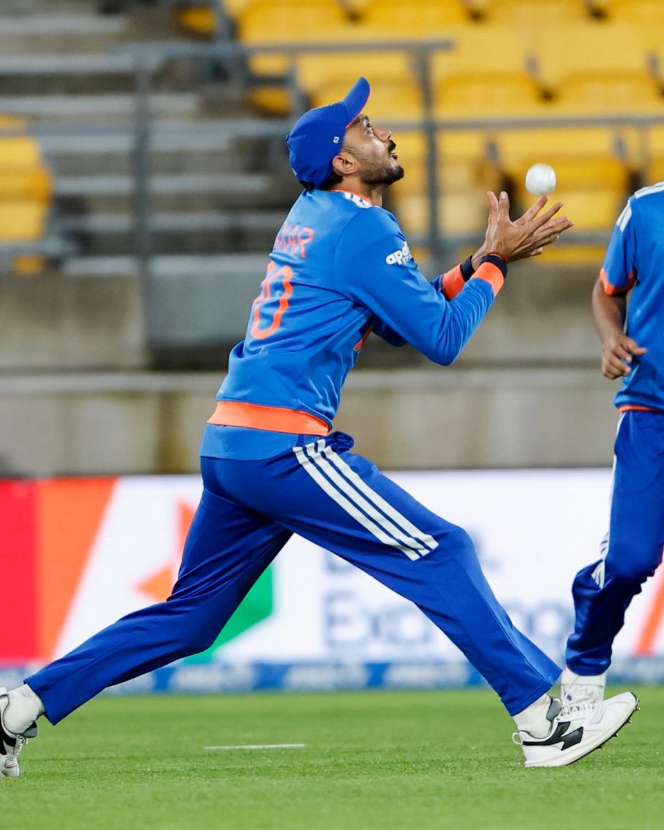 thebharatarmy's tweet photo. Team India need 1️⃣9️⃣9️⃣ runs to clinch the T20l series against New Zealand!🇮🇳 https://t.co/nsFCGcIhGL