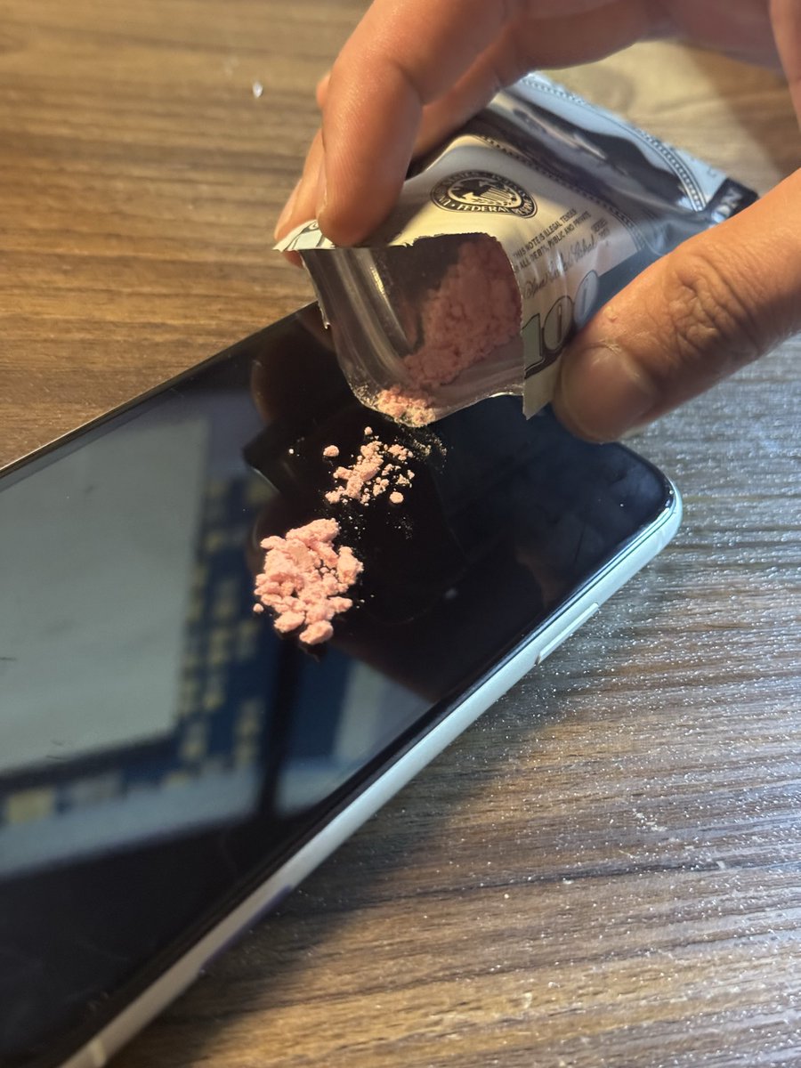 onevilshit's tweet photo. me acabo el tussi de fresa pa no acabarme del de mora xD

#drugstwt #nsftwt #cdmx https://t.co/v2zfL30Gsa
