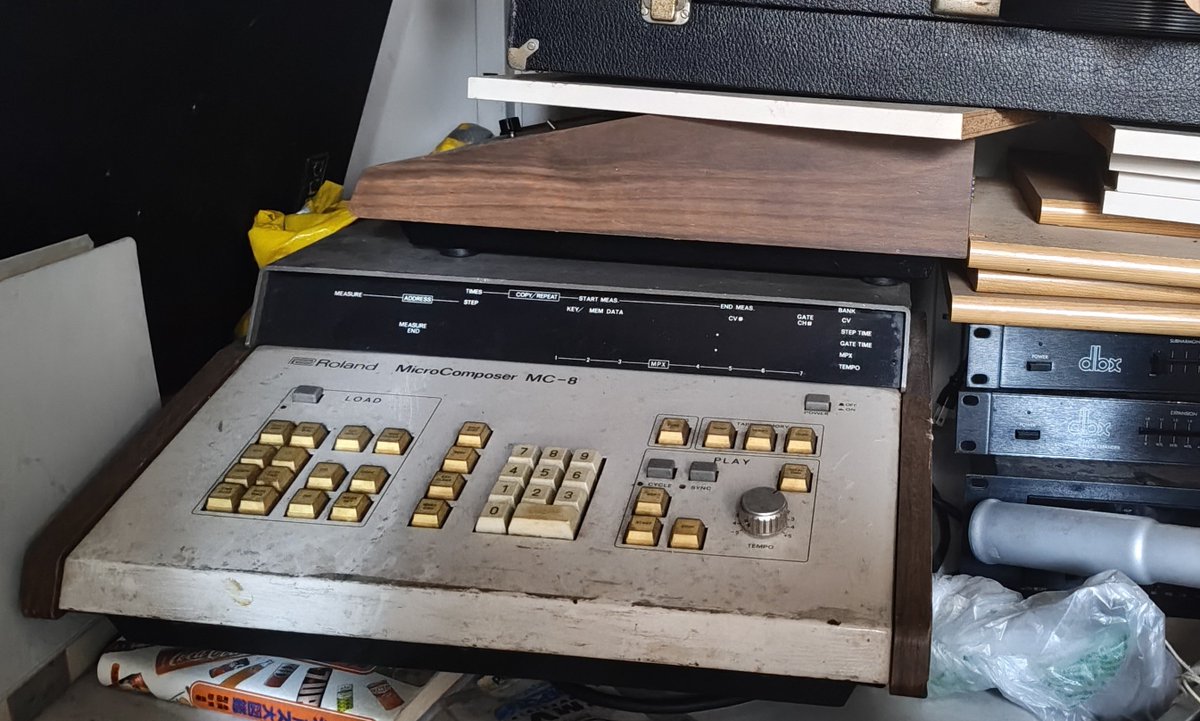 f_anzai's tweet photo. 物置発掘品、MC-8
掃除してみっか？
右の DBX コンプはちょっと使いたい https://t.co/XWWdKrYFfW