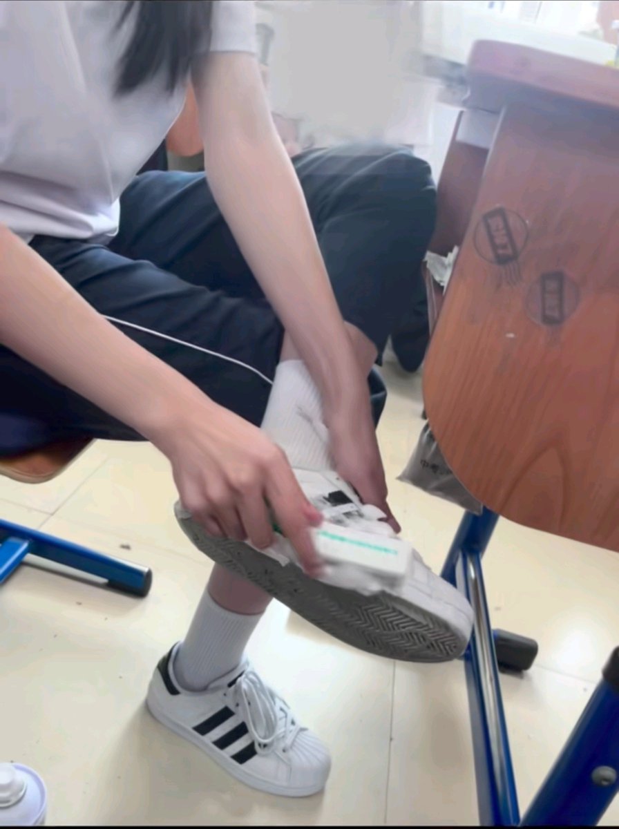 4hdps's tweet photo. 上课刷鞋耍起耍起 https://t.co/tSiBQBOrg5