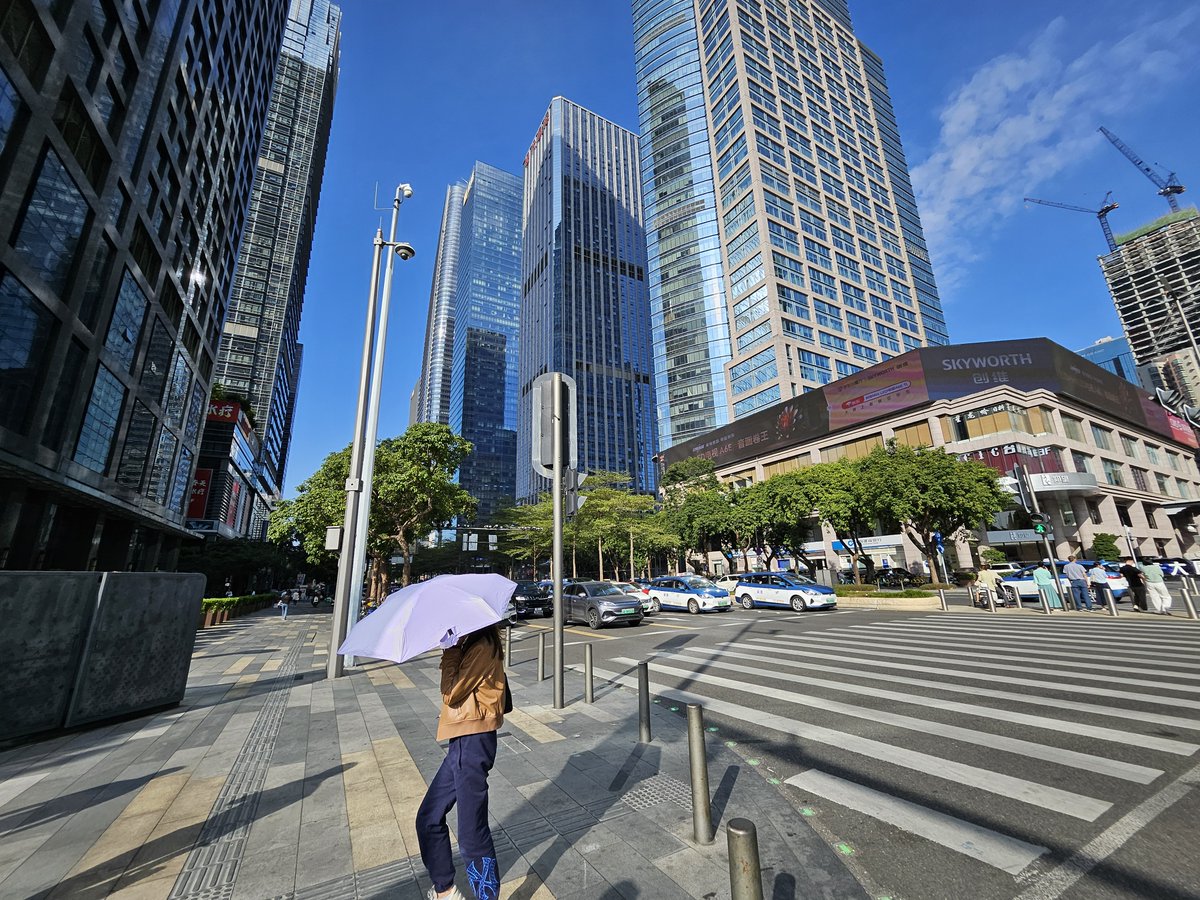 DominicRessel's tweet photo. Liebe Chinesen,

ich war im November 2024 in Shenzhen und war tatsächlich schwer beeindruckt.

Die Stadt ist sauber, leise (trotz der Größe), die Menschen waren wirklich freundlich und das chinesische Essen war herausragend gut.

Und die Lichtershow nachts ist sehr cyberpunkig! https://t.co/RcWVaBZShb