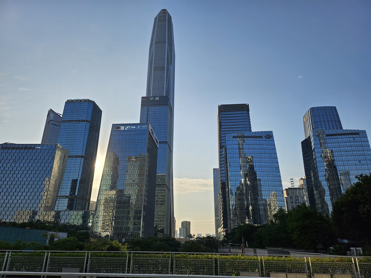 DominicRessel's tweet photo. Liebe Chinesen,

ich war im November 2024 in Shenzhen und war tatsächlich schwer beeindruckt.

Die Stadt ist sauber, leise (trotz der Größe), die Menschen waren wirklich freundlich und das chinesische Essen war herausragend gut.

Und die Lichtershow nachts ist sehr cyberpunkig! https://t.co/RcWVaBZShb