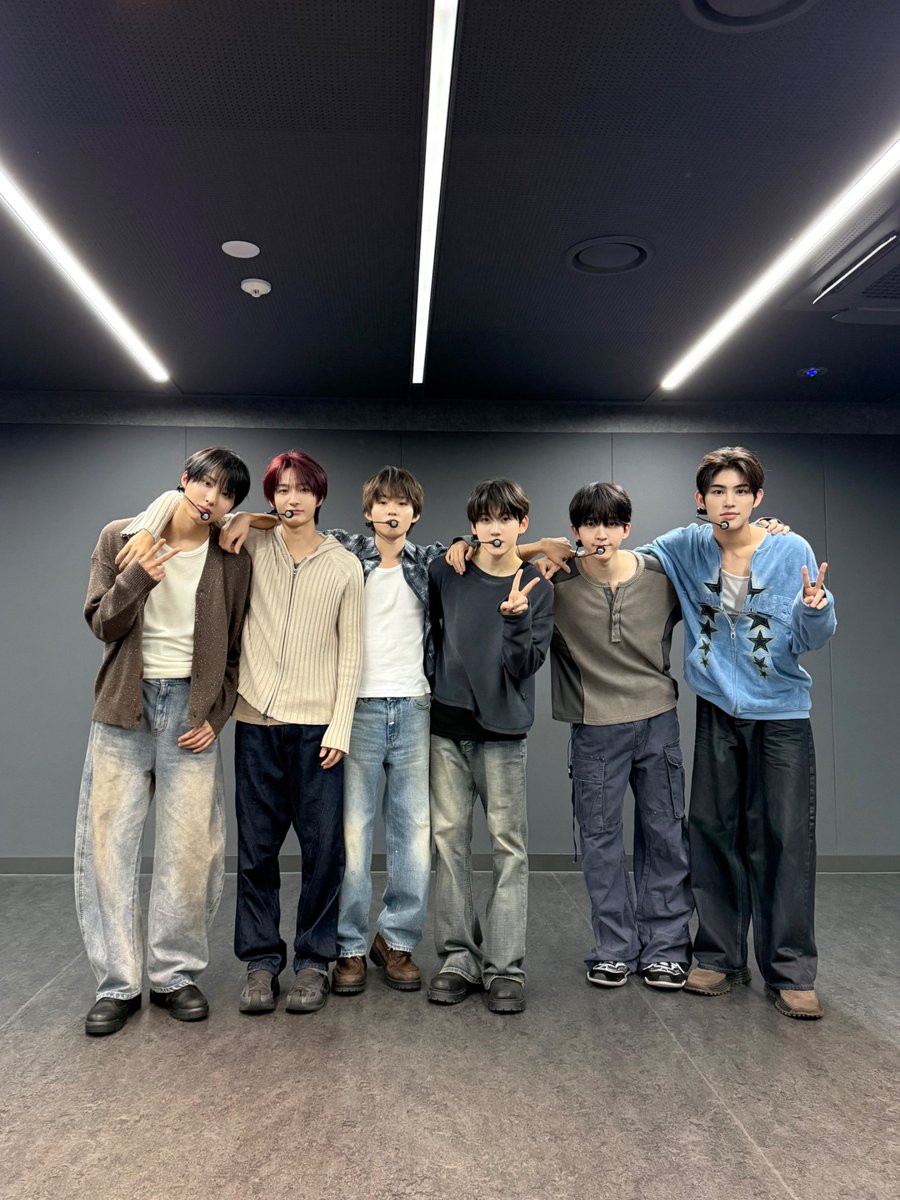 kickflip_jype's tweet photo. 📸ᴋɪᴄᴋᴋɪᴄᴋᴅᴀʏ

뭘 해도 우린 아름다울 거니까 🎤✨

#KickFlip #킥플립 
#KICKOFFTHEWALL_Pt1
#미완성 #Puzzle_Piece https://t.co/3Oh2FnOLP6