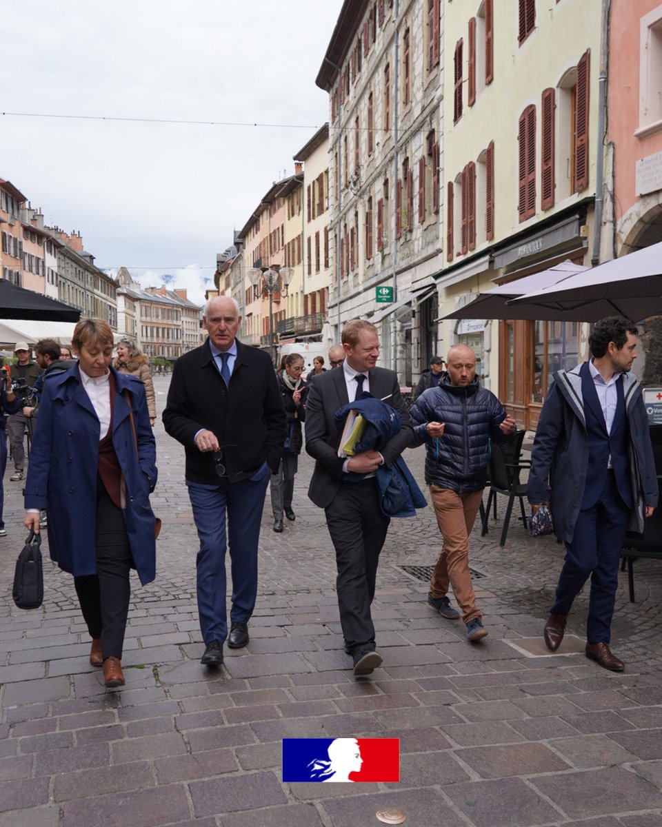 Prefet73's tweet photo. 🏘️ #Habitat | Pour son premier déplacement officiel, Pierre Cunéo, nouveau directeur général de l’Agence nationale de l’habitat (Anah), s’est rendu à Chambéry, à la rencontre de Vanina NICOLI, préfète de la Savoie, de Thierry REPENTIN, maire de la ville qui assure également la présidence de cet organisme. Lors d'un temps de travail partagé avec Isabelle NUTI, directrice départementale des territoires de la Savoie, plusieurs projets de rénovation soutenus par l’Anah lui ont été presentés. 

Certains concernent le centre historique de Chambéry, notamment la place Saint-Léger où des opérations de réhabilitation sont engagées pour améliorer les logements, sécuriser les bâtiments et préserver le patrimoine bâti.