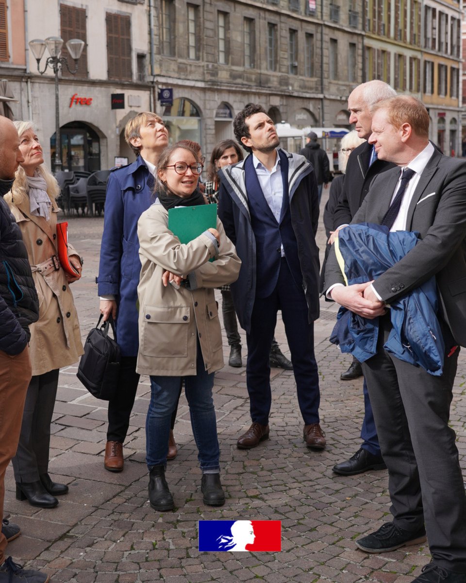Prefet73's tweet photo. 🏘️ #Habitat | Pour son premier déplacement officiel, Pierre Cunéo, nouveau directeur général de l’Agence nationale de l’habitat (Anah), s’est rendu à Chambéry, à la rencontre de Vanina NICOLI, préfète de la Savoie, de Thierry REPENTIN, maire de la ville qui assure également la présidence de cet organisme. Lors d'un temps de travail partagé avec Isabelle NUTI, directrice départementale des territoires de la Savoie, plusieurs projets de rénovation soutenus par l’Anah lui ont été presentés. 

Certains concernent le centre historique de Chambéry, notamment la place Saint-Léger où des opérations de réhabilitation sont engagées pour améliorer les logements, sécuriser les bâtiments et préserver le patrimoine bâti.