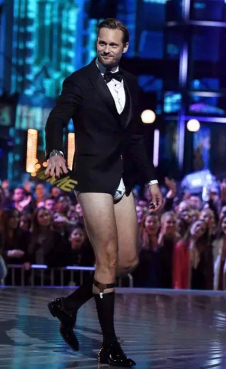 Paparazicentral's tweet photo. Alexander Skarsgård on stage without pants at MTV Movie Awards https://t.co/1rYkmzkfWF