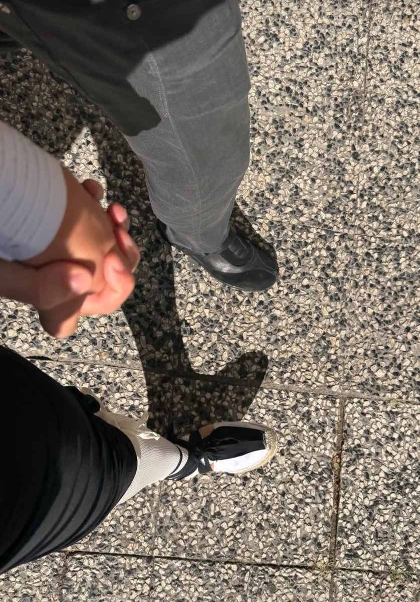 Marla_net's tweet photo. "El amor, como el viento,
no conoce ni rejas ni fronteras.
Rompe cadenas, vuela libre
y sabe dónde dejar rastro.
Sin pedir perdón" https://t.co/evgtpCvAtT