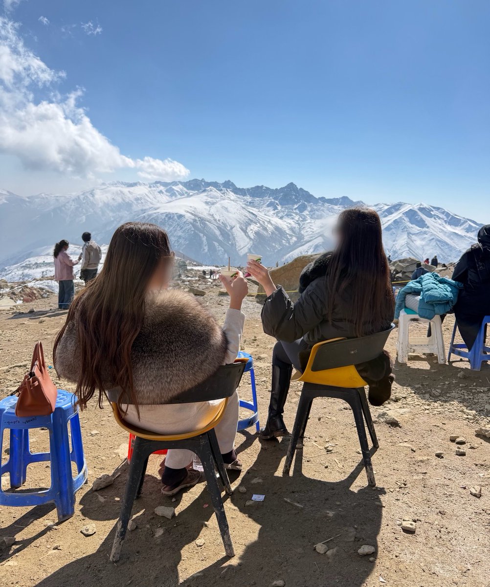 dateVictoriaW's tweet photo. Victoria &amp; Mia take Kashmir ✨
Coffee break at 3,950 metres above sea level☕🇮🇳 https://t.co/66a8T9JAgM