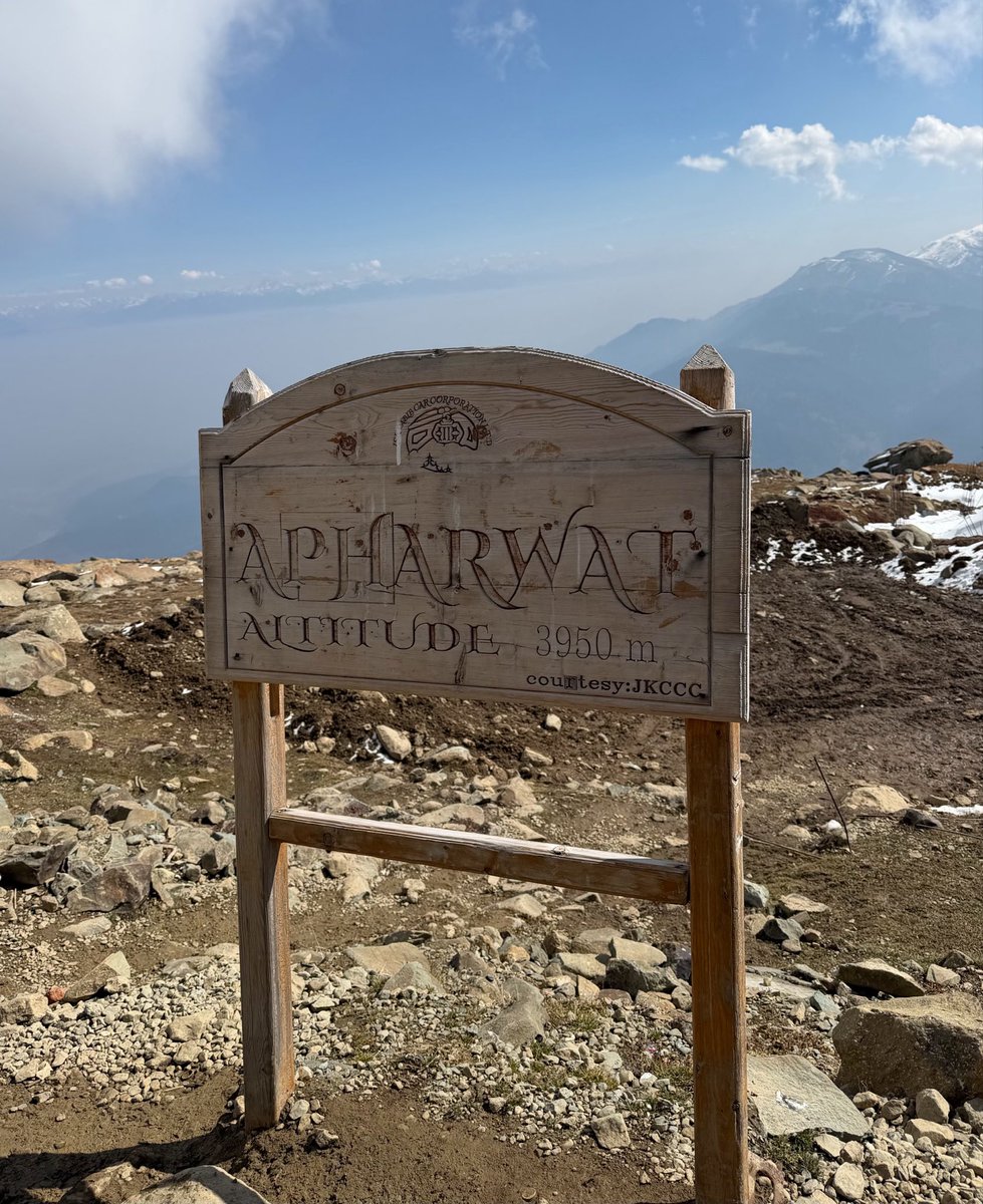 dateVictoriaW's tweet photo. Victoria &amp; Mia take Kashmir ✨
Coffee break at 3,950 metres above sea level☕🇮🇳 https://t.co/66a8T9JAgM