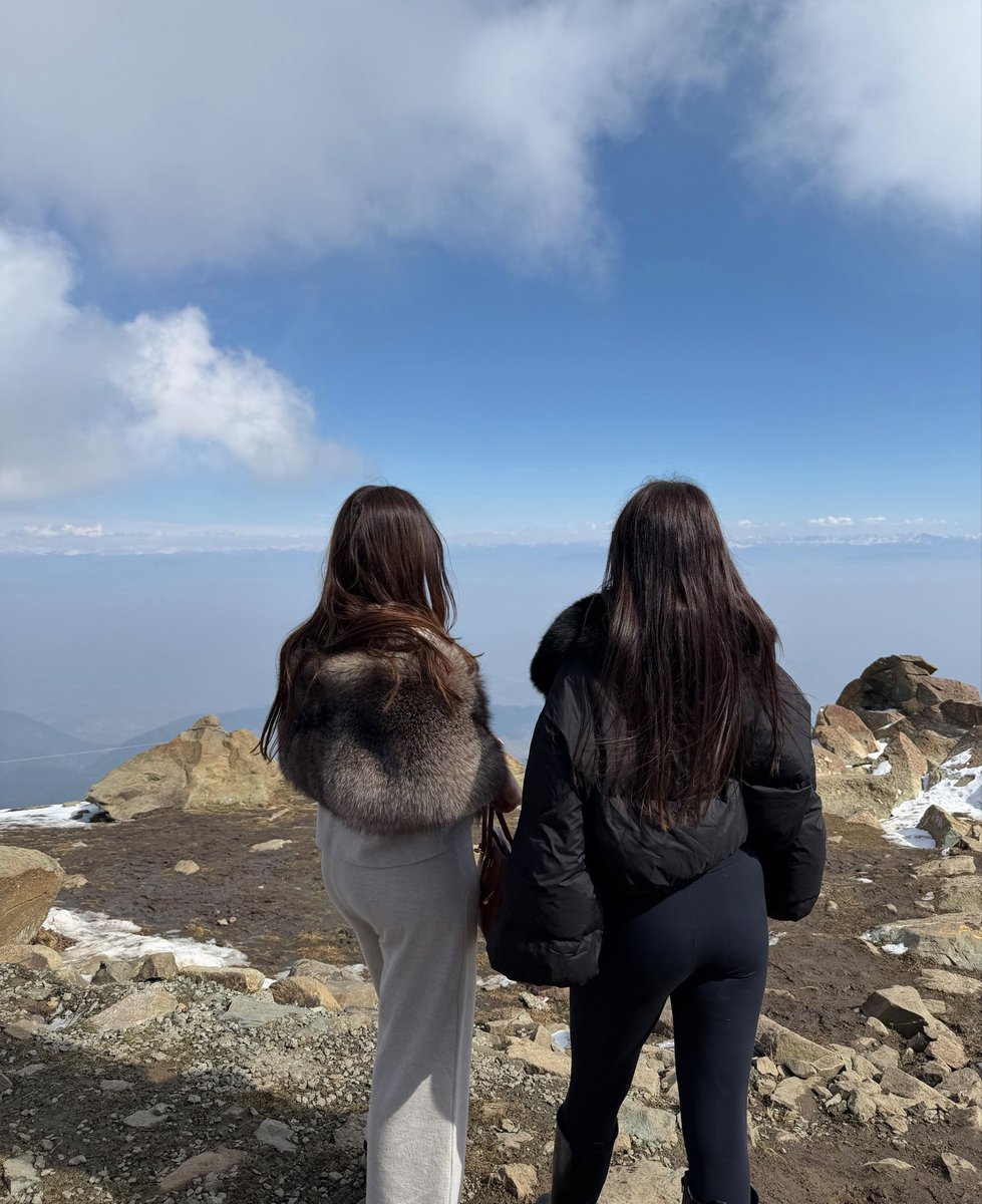 dateVictoriaW's tweet photo. Victoria &amp; Mia take Kashmir ✨
Coffee break at 3,950 metres above sea level☕🇮🇳 https://t.co/66a8T9JAgM