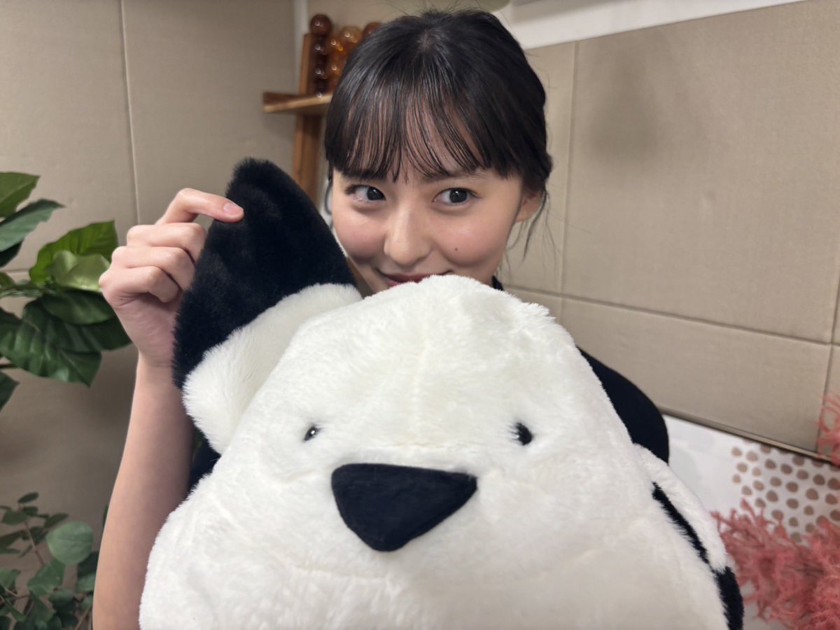 nogizaka46's tweet photo. 本日10月27日(火)18:00頃～、 #SHOWROOM 「#のぎおび」に
 #遠藤さくら が出演します🫶🏻

めずらしく、まとめ髪さくちゃんです🌸
皆さま、ぜひご覧ください✨

https://t.co/e2uIBwdZRV

#乃木坂46 https://t.co/VZmLXJZ6uH