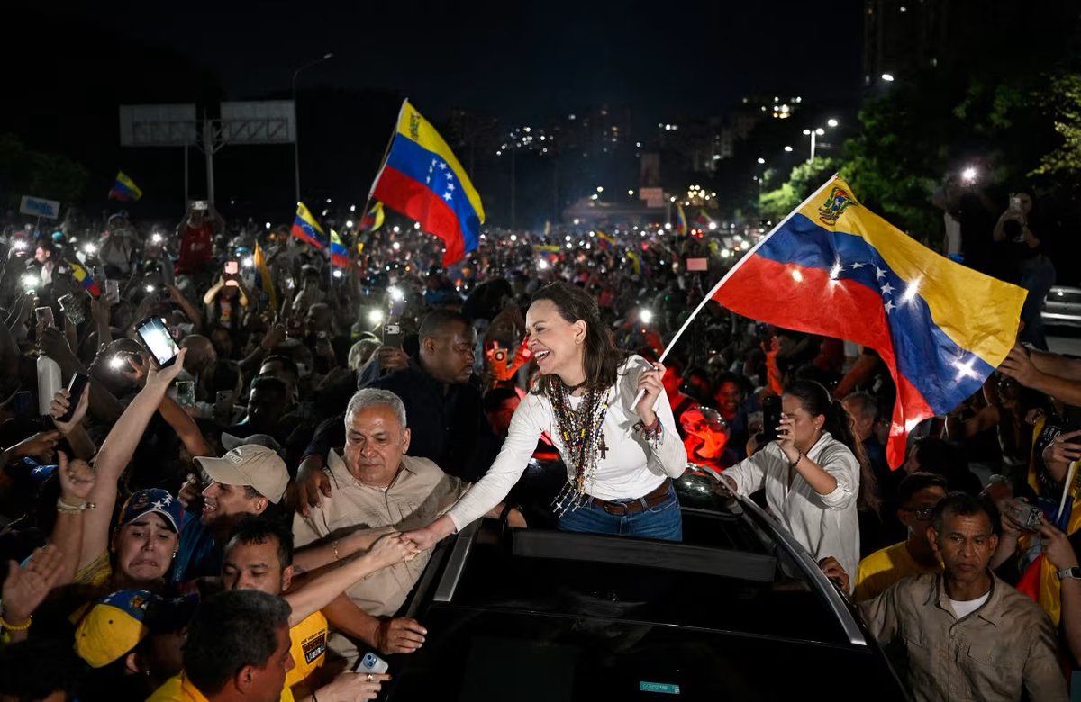 CNNFrancePR's tweet photo. Machado est enfin rentrée au Venezuela. Son défi consiste désormais à faire pression sur Rodríguez sans froisser les États-Unis. Analyse par @alfredomeza https://t.co/rVGPjti968 https://t.co/EfmD731cXn