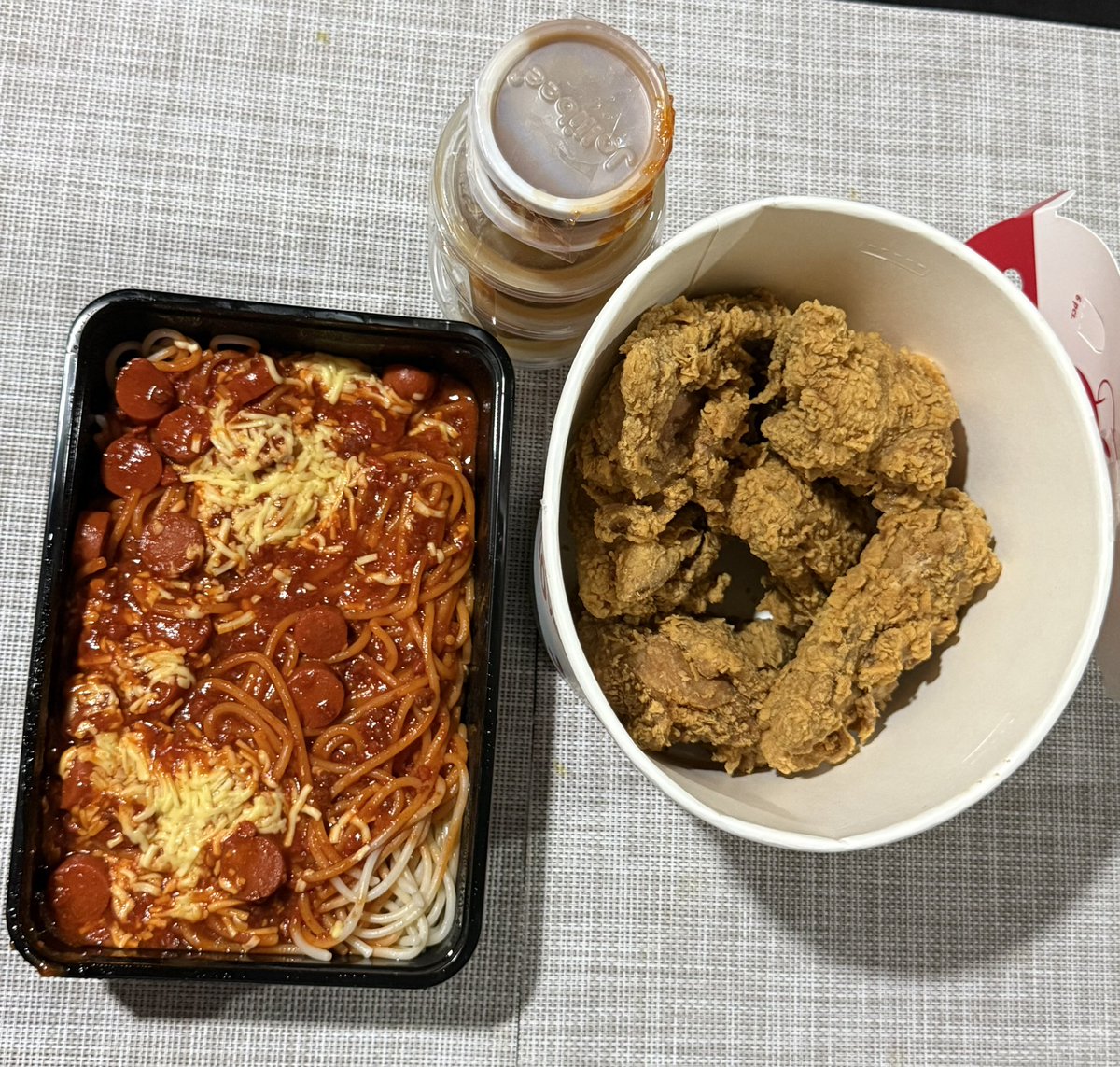 onimreyes's tweet photo. Merienda/Dinner mga bii!

RQT this and tell me bakit kita sesendan ng 150 sa gcash pang Jollibee! Go!

Announcement by midnight. https://t.co/cHT7W1Kt8e