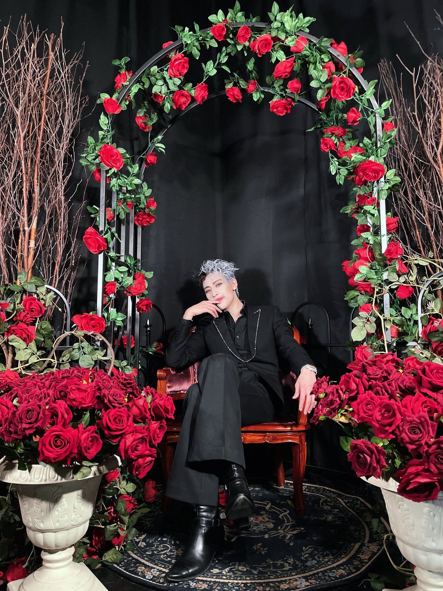 BB1a_Enjoy's tweet photo. Cruella de Vil 🤍🖤🐾✨
#BamBam https://t.co/9onMmSPFbX
