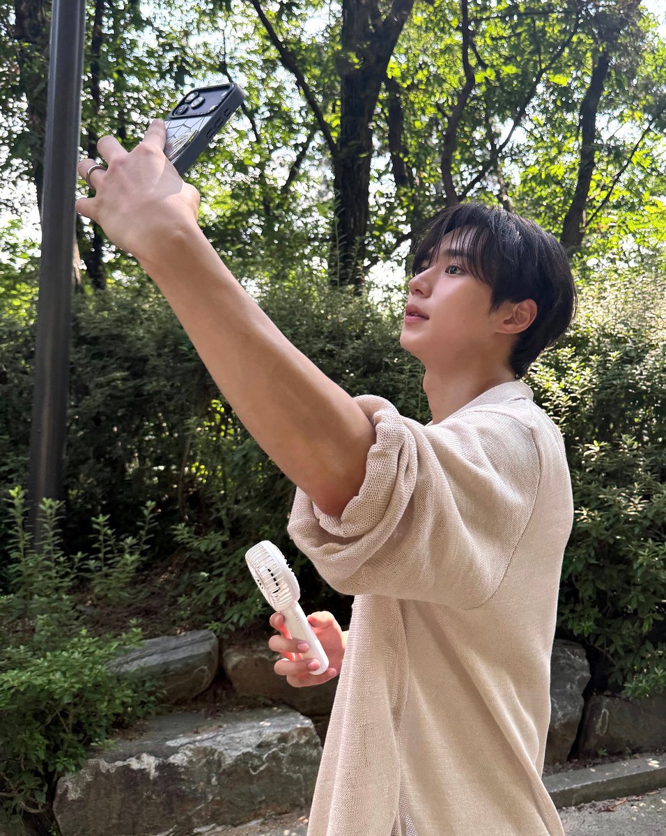 Jutseo's tweet photo. Hand in hand with the tranquil rhythm of nature, every footstep feels deliberate yet way entirely unhurried. This is a total POV when you have a peaceful walk with me. 𓂃 ོ☼ I love that agenda. https://t.co/R50bi5ZWSC