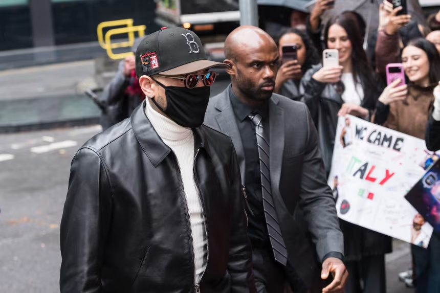 CNNFrancePR's tweet photo. Chris Brown condamné à une peine de prison avec sursis d'un an à la suite d'une bagarre dans une boîte de nuit londonienne https://t.co/5Eqtcdwv2t https://t.co/GZWS5HovM8