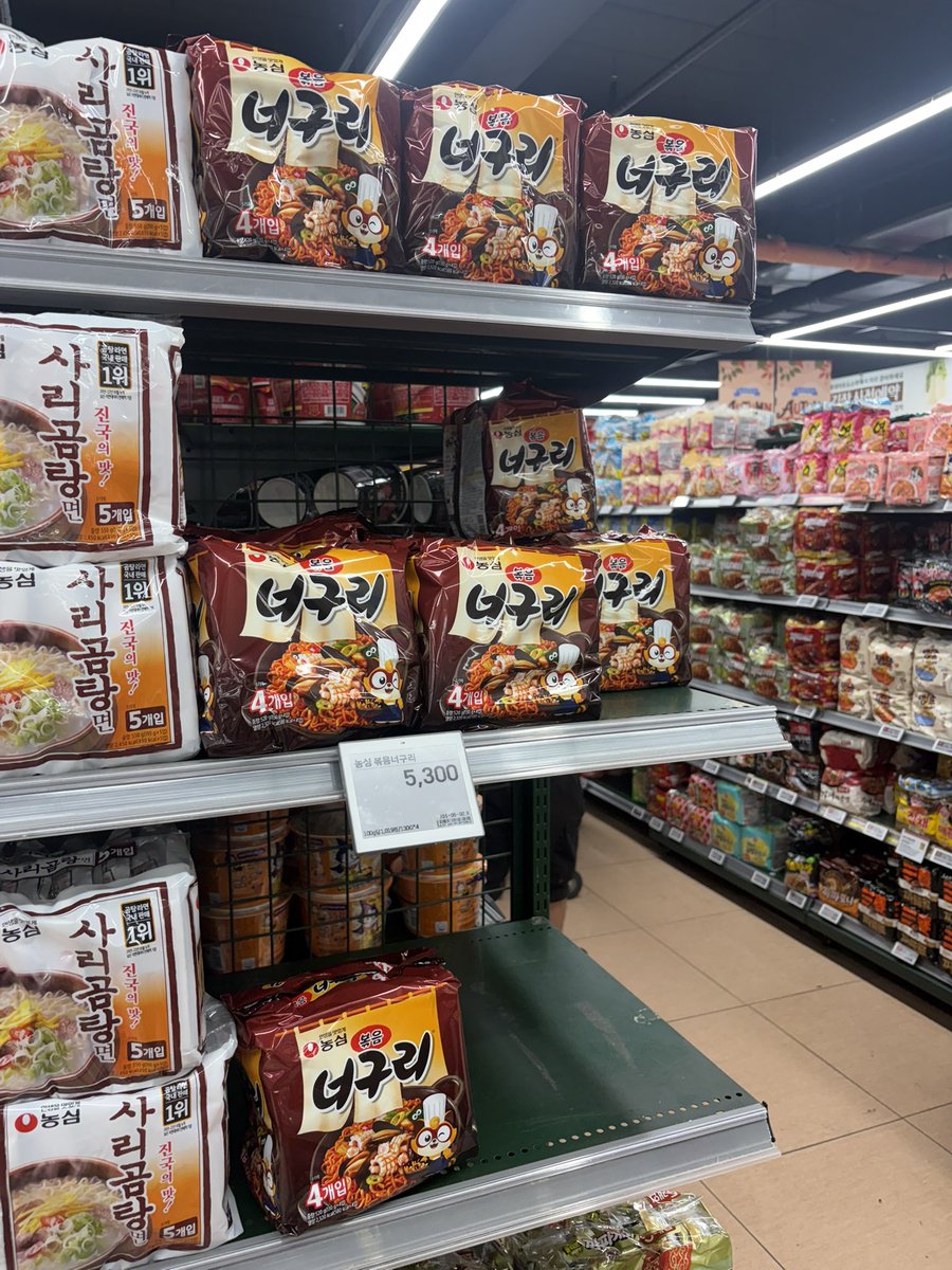 prizmever's tweet photo. 여러분 볶음너구리 롯데마트에 개많아요
진심 편의점 뺑이쳐도 없길래 슬폿는데 행복 https://t.co/6lwP7JPWzU