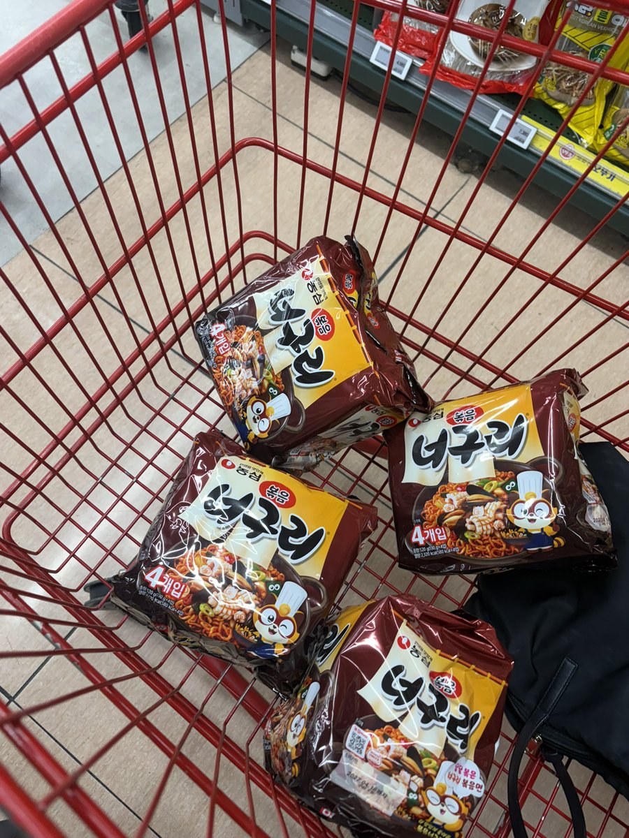 prizmever's tweet photo. 여러분 볶음너구리 롯데마트에 개많아요
진심 편의점 뺑이쳐도 없길래 슬폿는데 행복 https://t.co/6lwP7JPWzU