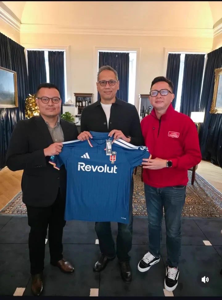 adzan_'s tweet photo. Gw tertarik sama ulasan pak Mirwan tentang AS Roma di podcastnya Hanif

•  Dia bilang Roma punya potensi jadi dark horse Scudetto. Alasan utamanya: revenue lebih besar, kapasitas stadion lebih gede, nama klub lebih besar → lebih gampang dapet sponsor dan tahan biaya tinggi.

•  Skuadnya sudah punya depth bagus (double di hampir setiap posisi). Dia sebut Malen dan Castro, bilang mungkin perlu satu striker lagi biar lebih matang.

•  Saat ditanya soal “apakah Como juara Serie A duluan atau tim Italia lain juara Champions League?”, dia jawab tegas: “Saya percaya sama AS Roma.”

•  Dia puji pemilik Amerika (bukan orang bodoh), sempat ketemu CEO John Galantic (ex-Chanel, sebelumnya Ferrari) yang cara berpikirnya progresif.

•  Gasperini juga dipuji: bukan pelatih bodoh, dan isu “tidak kasih menit ke pemain muda” tahun ini. menurut dia salah karena banyak pemain muda (termasuk Italia) yang main, identitas tim kuat.

•  Soal kalah 4-3 lawan Real Madrid: awalnya Roma main bagus, tapi Madrid “menang di uang” (nilai pemain, pengalaman, fisik lebih kuat). Roma bisa ngejar, dan Mirwan bilang kasih 1 tahun lagi, mereka bakal belajar dan naik level.

Intinya, Mirwan lihat Roma punya fondasi ekonomi + skuad + pelatih yang cukup kuat buat jadi kejutan di Serie A, dan dia percaya mereka punya kapasitas buat naik ke level lebih tinggi (termasuk potensi di Eropa).

Kira2 fans serie A pada setuju ga ya sama pendapat Il Presidente? Gw jadi penasaran mau ngikutin AS Roma hehe.. 
coba tanya fans berat roma cc @ssbmasmas