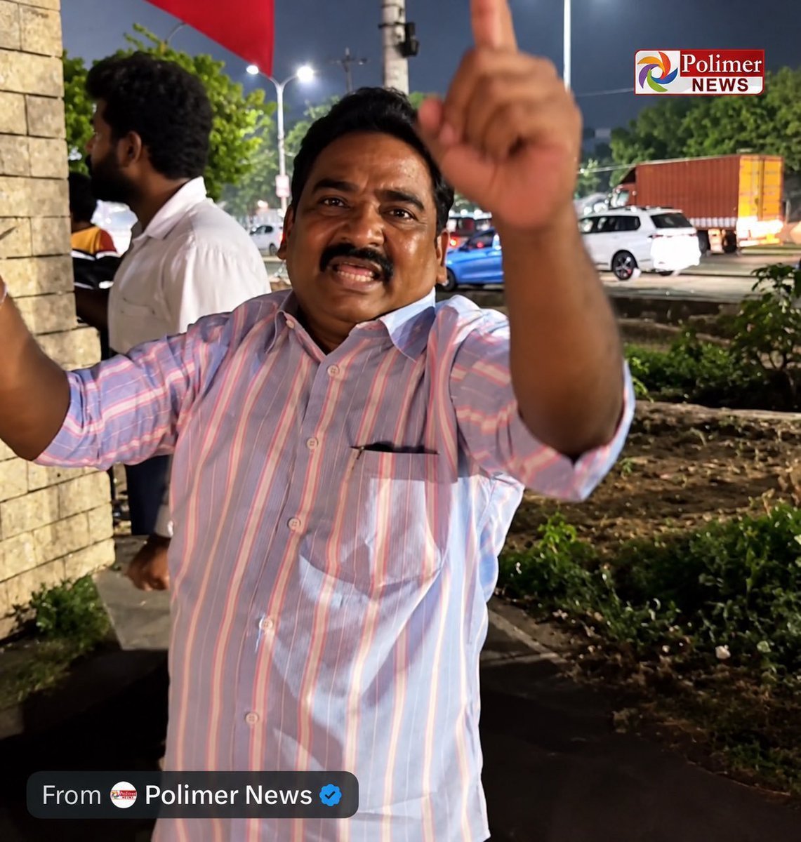 bakwasfelloow's tweet photo. பாக்குறதுக்கு பரிதாபங்கள் ல வர கோபி மாதிரி இருந்துட்டு எவ்ளோ பெரிய 7:30 ய இழுத்து விட்ருக்கான் பாருங்க மக்களே... 
இத வச்சே அடுத்த 5 இடை தேர்தல ஜெச்சிட்டு போயிருவானுங்க..🥹🥹 https://t.co/3q2ld6gfJC