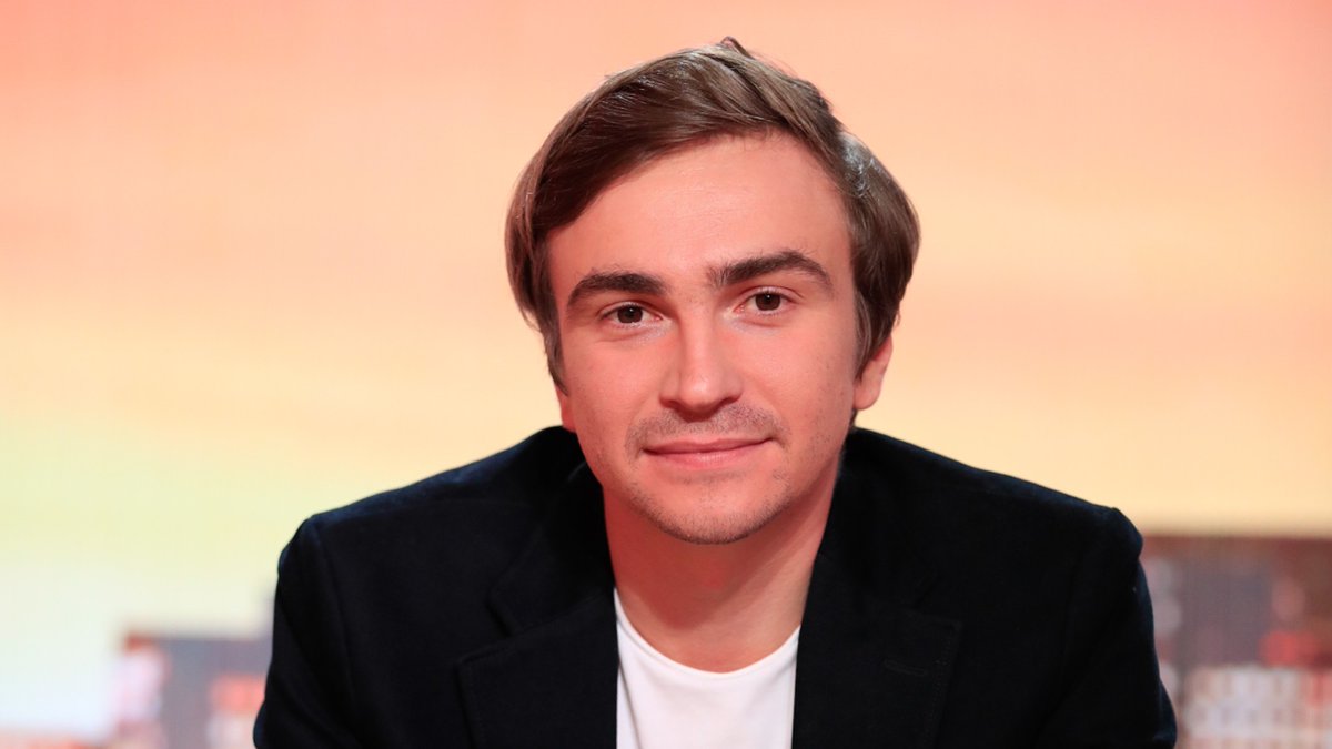 TouchlineX's tweet photo. 🚨🗣️ 𝗡𝗘𝗪: Bertrand Latour [French football pundit] absolutely DESTROYED Kylian Mbappé over his Ballon d'Or campaign!

“DON'T FALL OUT WITH FRIENDS YOU'VE HAD FOR 10 YEARS JUST TO WIN THE BALLON D'OR!

I'm glad the voters didn't give in to the demands of a superstar.

He tried to FORCE his way to the award. We've NEVER seen anyone push this hard in history!

He even claimed Africa was an important continent to him to help win the Ballon d'Or, despite having visited Africa only four times in his life.

The only interview he hasn't done in France is with the Mickey Mouse magazine!

The presidential election is in 2027. FOOTBALL IS PLAYED ON THE PITCH!

Win matches, win trophies, earn the respect of your teammates, show some class and don't fall out with friends you've had for 10 years over a Ballon d'Or when you HAVEN'T WON ANYTHING THIS SEASON!

He's a major player who scores 40 goals a year. He'll eventually win it if he wins trophies.

But this time, he pushed for NOTHING!

He finished SECOND, and I don't even understand how he's ahead of Lamine Yamal!

FOR ME, IT'S A ROBBERY!

If he hadn't pushed so hard, I don't think he would even have made the podium!”