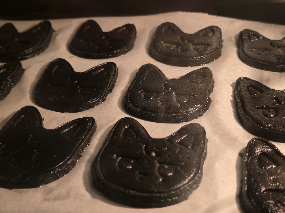 crezsent's tweet photo. Showing my black kitty being baked. https://t.co/wuPTYlHpxk
