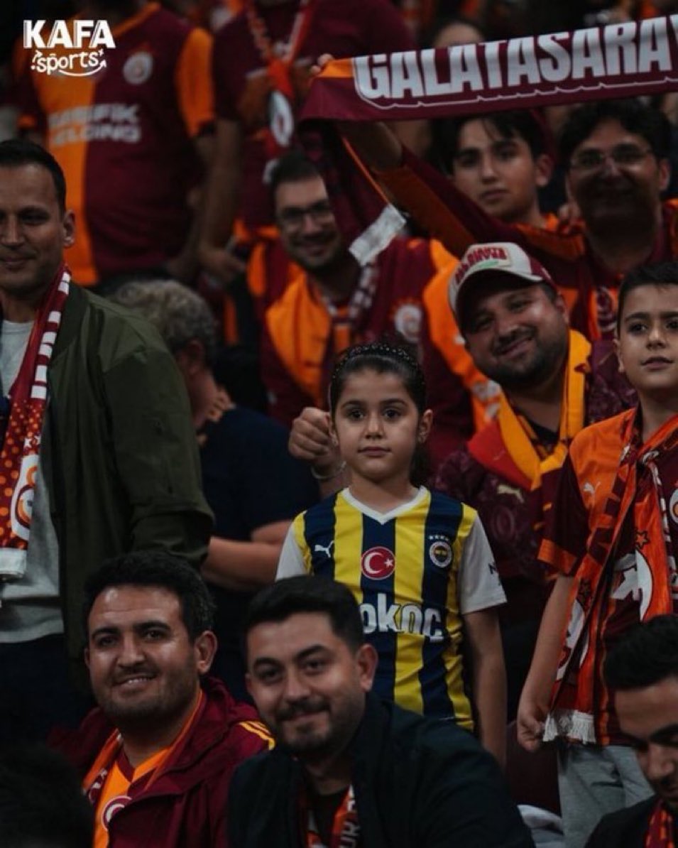 AbidinDaver_'s tweet photo. Bu fotoğrafa iyi bakın bunu ne “Papazın Çayırında” nede “Dolmabahçe At Ağırında” görmezsiniz!
💛❤️