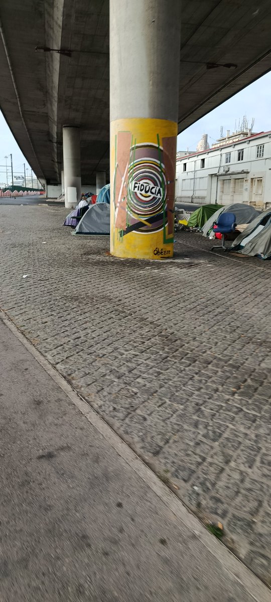 charles_coinsV2's tweet photo. Um dos muitos acampamentos escondidos em Lisboa, a cidade dos Unicórnios.
Moedas, o governo do Luís &amp; Luís ou a PSP nunca se indignaram com estas pessoas ou com ocupação do espaço público.
Vergonhoso! https://t.co/GlbtsrEQzF
