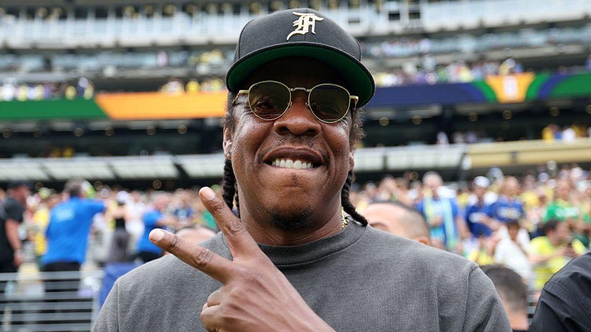 UNILAD's tweet photo. Everyone who has turned down the Super Bowl halftime show as Jay-Z confirmed as 2027 headliner https://t.co/rxZmaTslPm https://t.co/IiNbZwhjkJ