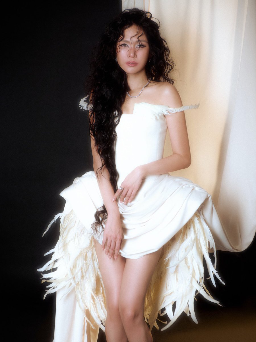 chanrakkhao_'s tweet photo. black swan                                    white swan https://t.co/22ZJaoDkxo