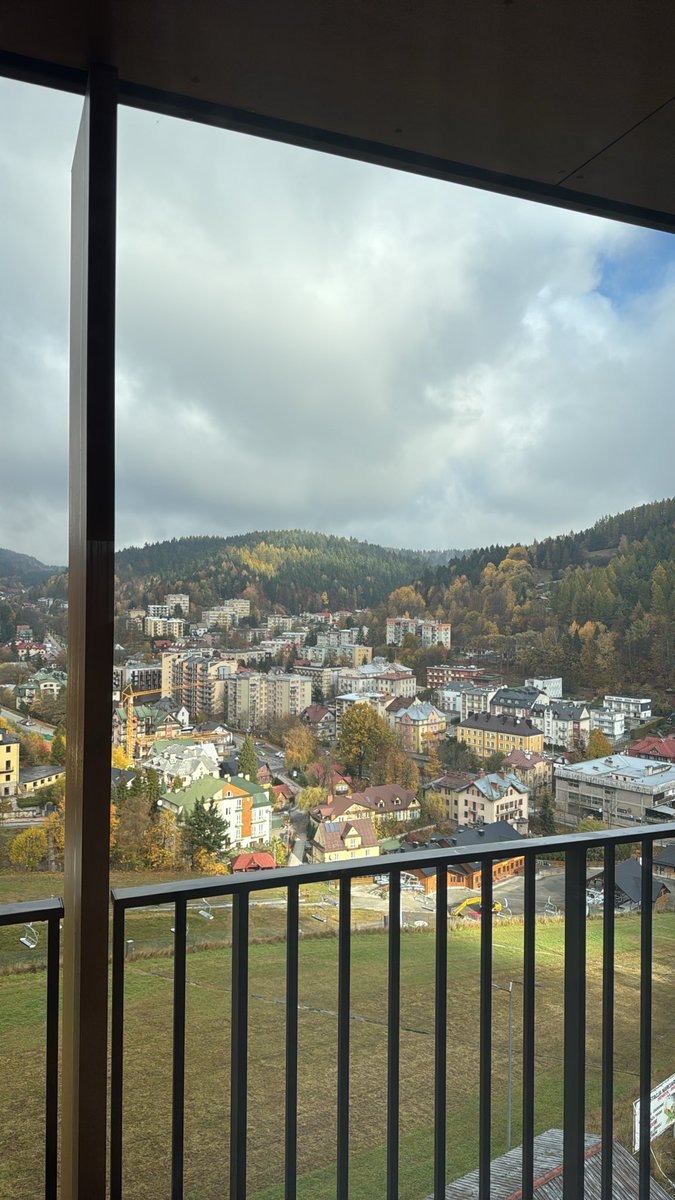 AlexKrypto's tweet photo. @_Nescio_ Dojazd na forum Krynica i Internet do dupy…. https://t.co/aiFy48a0Wt