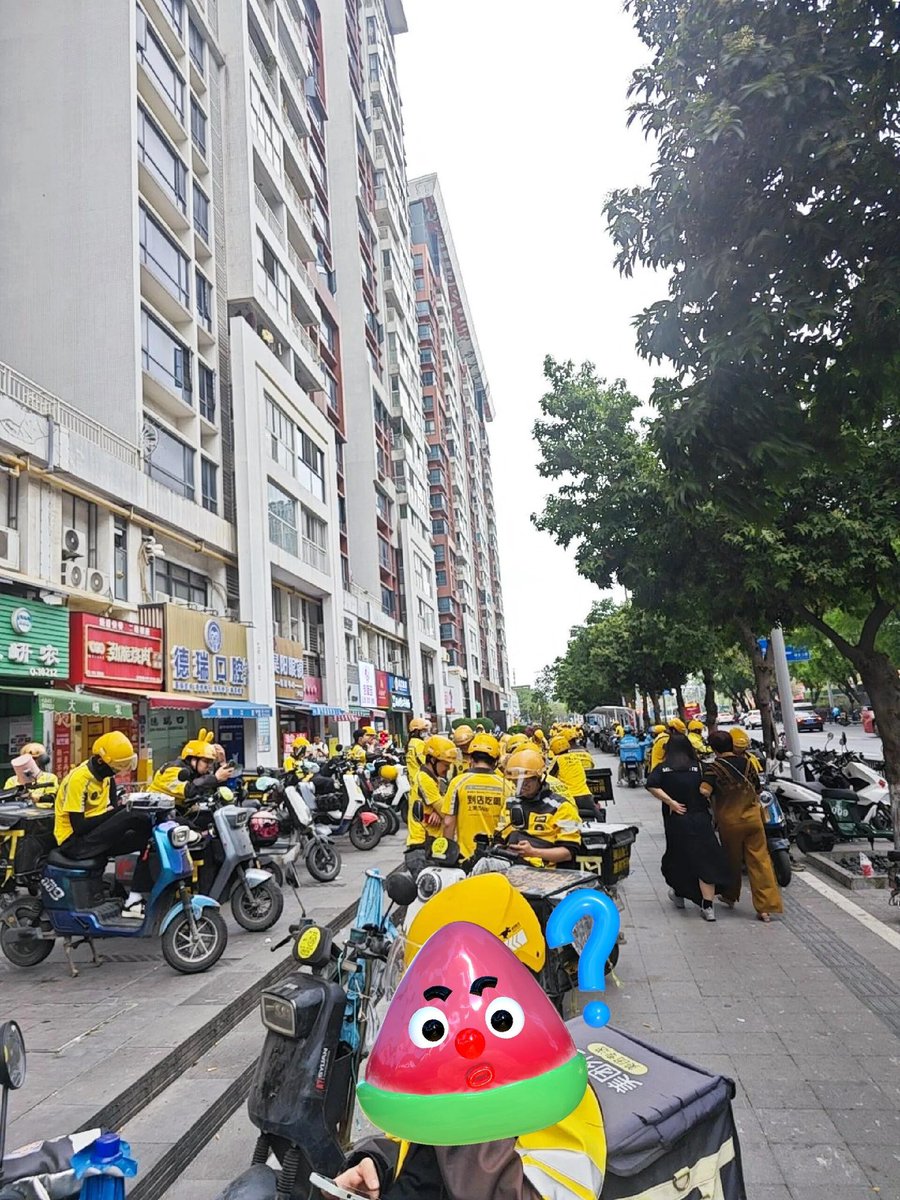 Olive21r's tweet photo. 中国的人形机器人技术已经遥遥领先世界。目前,全国街头已经部署了数千万台人形机器人。它们穿着黄色制服,每天工作十几个小时,能自主导航、精准避障,还能在极端天气下持续工作。最令人惊叹的是,它们的运行成本极低,每小时不到1欧元。不得不说,中国的 AI 技术真的太先进了 https://t.co/xayKvyk4Sz