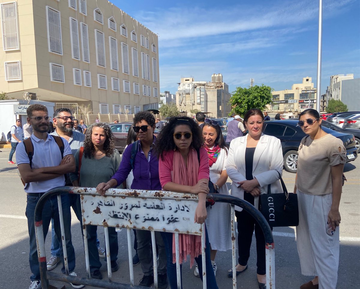 h_elmahdawy's tweet photo. تضامنا مع لينا ومدى مصر والصحافة المستقلة.
من أمام محكمة القاهرة الجديدة في أولى جلسات محاكمة لينا عطالله في تهمة إدارة موقع بدون ترخيص!
#الصحافة_مش_جريمة https://t.co/fVxj6B08Mc