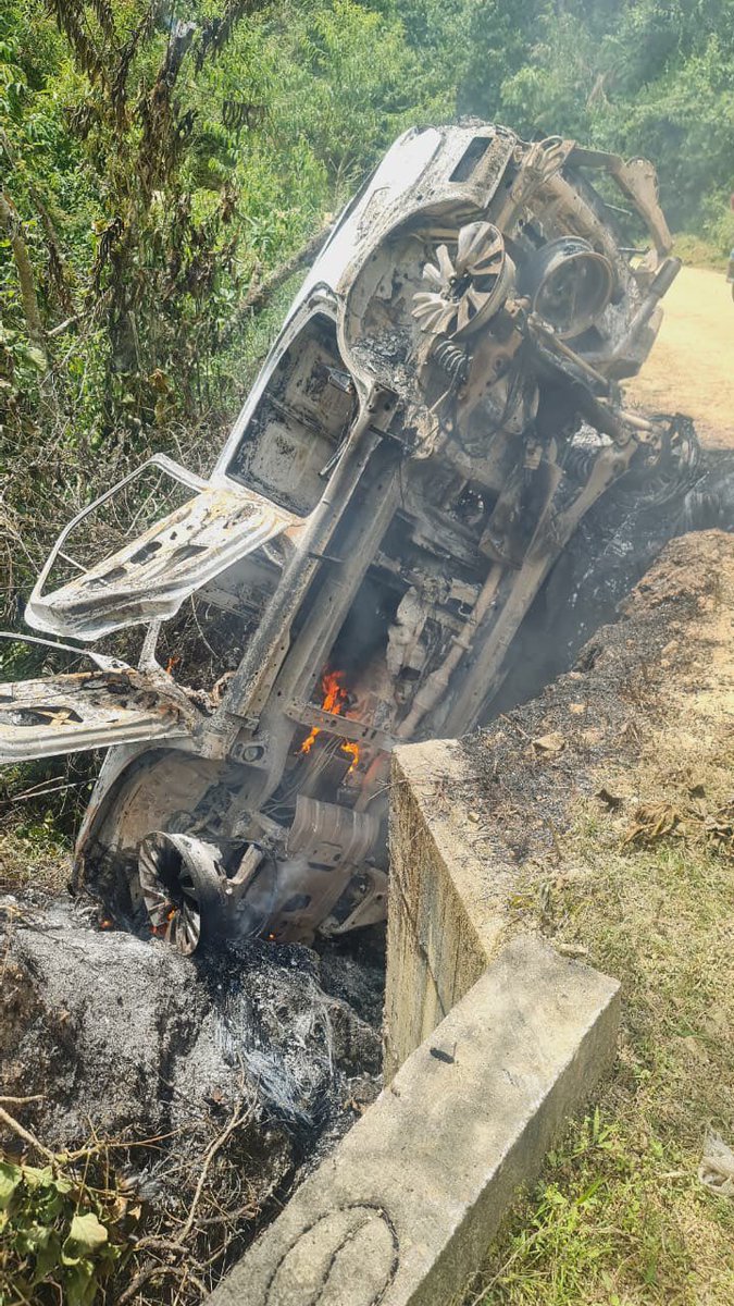 YaCelacanto's tweet photo. 🚨 Masacre en zona rural de Suaza, Huila. Tras el asesinato de una víctima de extorsión, la comunidad tomó represalias y mató con machetes a cinco delincuentes, entre ellos dos mujeres. 

Además, quemaron el vehículo en el que llegaron a cobrar las extorsiones. 

#YaCelacanto https://t.co/tcMz3k6ukx