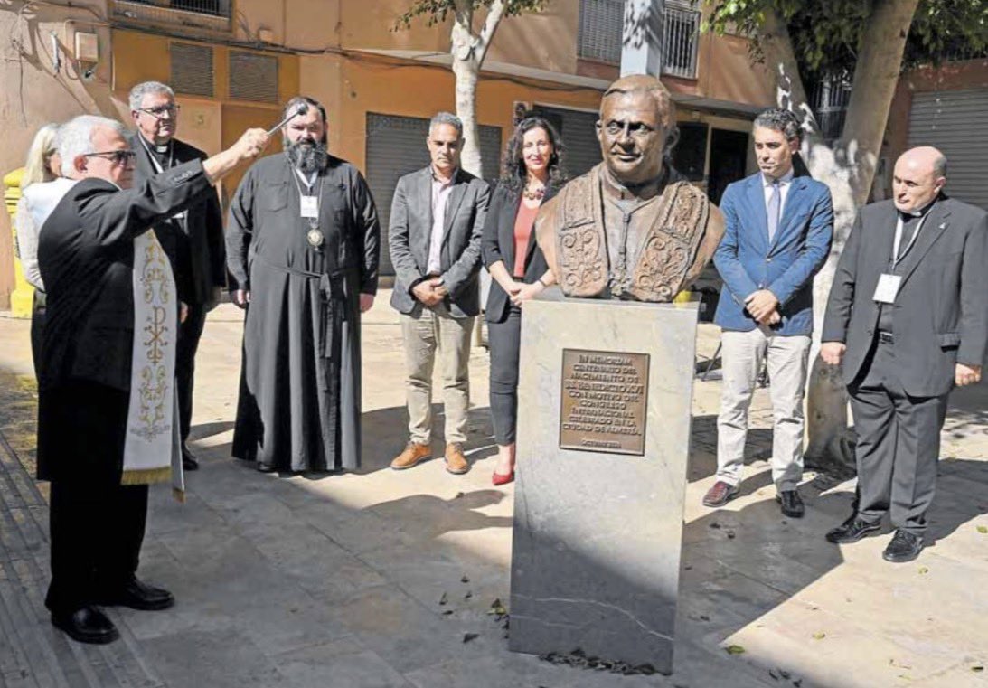 Juanfra_87's tweet photo. Nos destrozan espacios públicos como la plaza del Educador y a cambio nos ponen bustos religiosos de Papas y santos. 

Esta es la Almería de María del Mar. No es la Almería que defendemos. https://t.co/Whj4mxOtYM